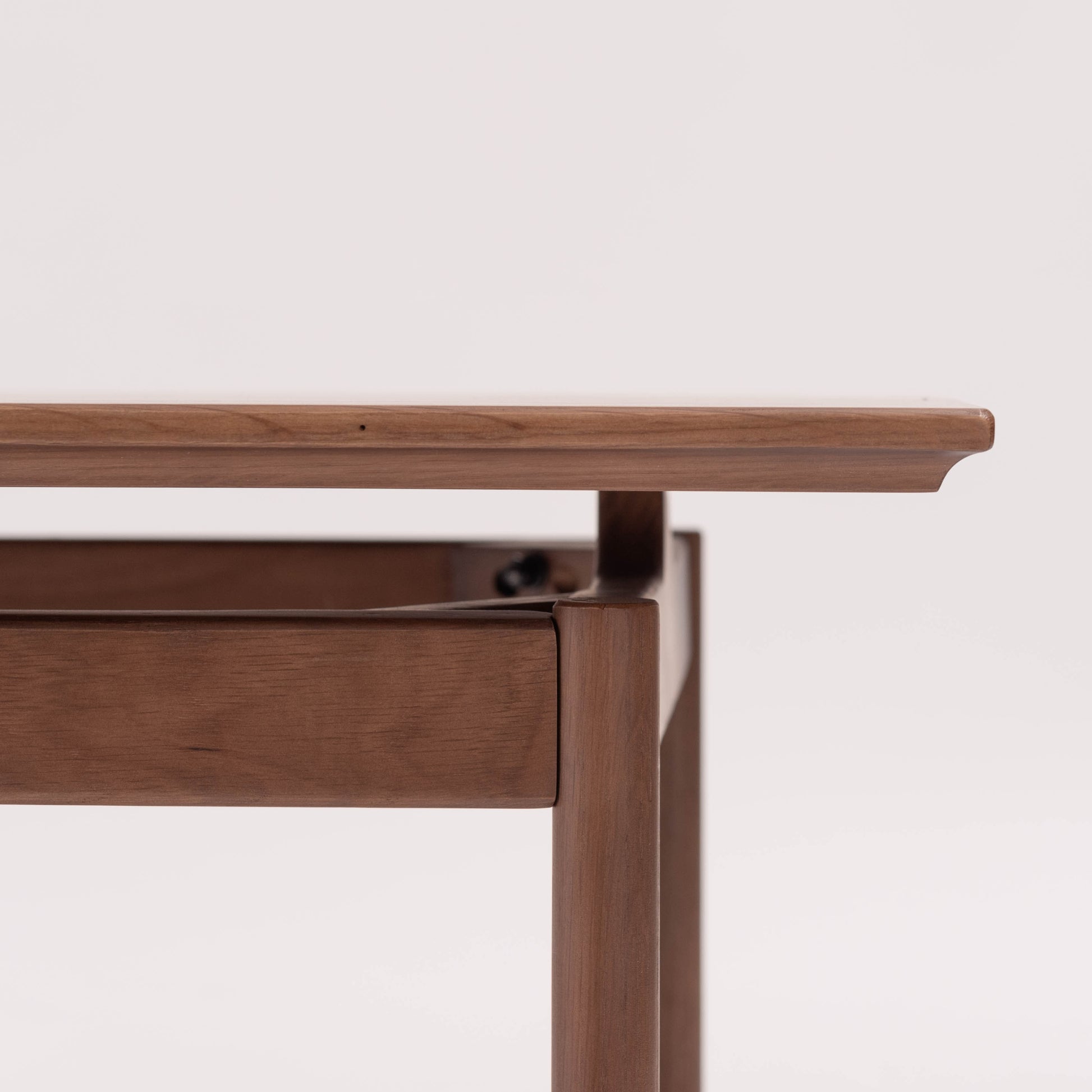 ウォルナットカラーの天然木の質感を生かした、シンプルな長方形のリビングテーブル