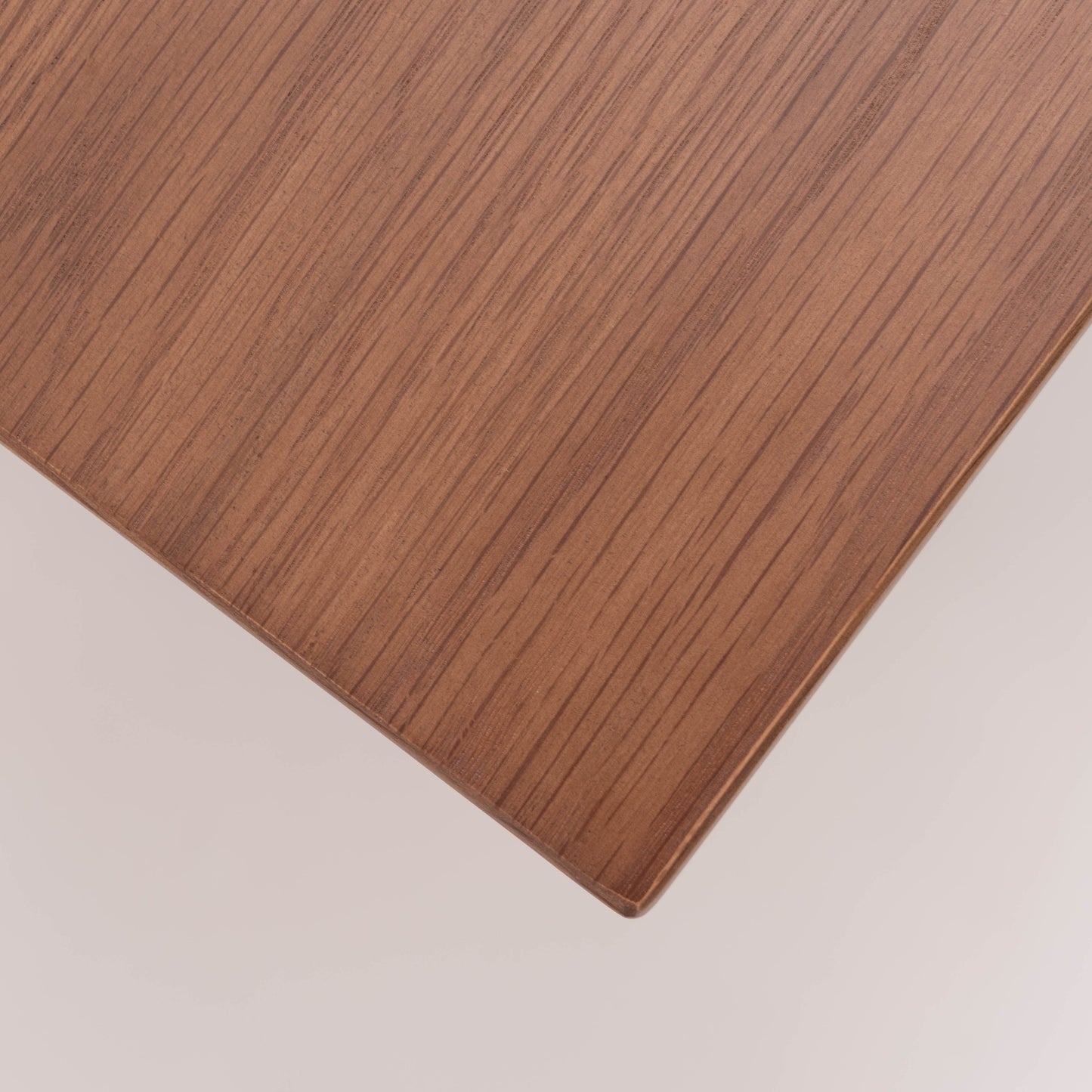 ウォルナットカラーの天然木の質感を生かした、シンプルな長方形のリビングテーブルの天板の木目のアップ