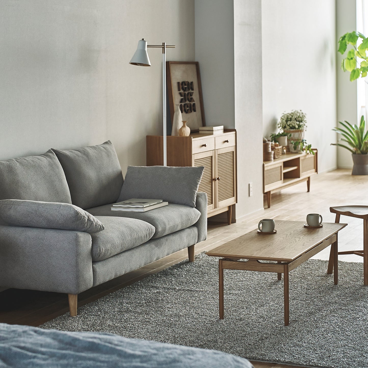 天然木の質感を生かした、シンプルな長方形のリビングテーブルがリビングでソファの前に置かれている