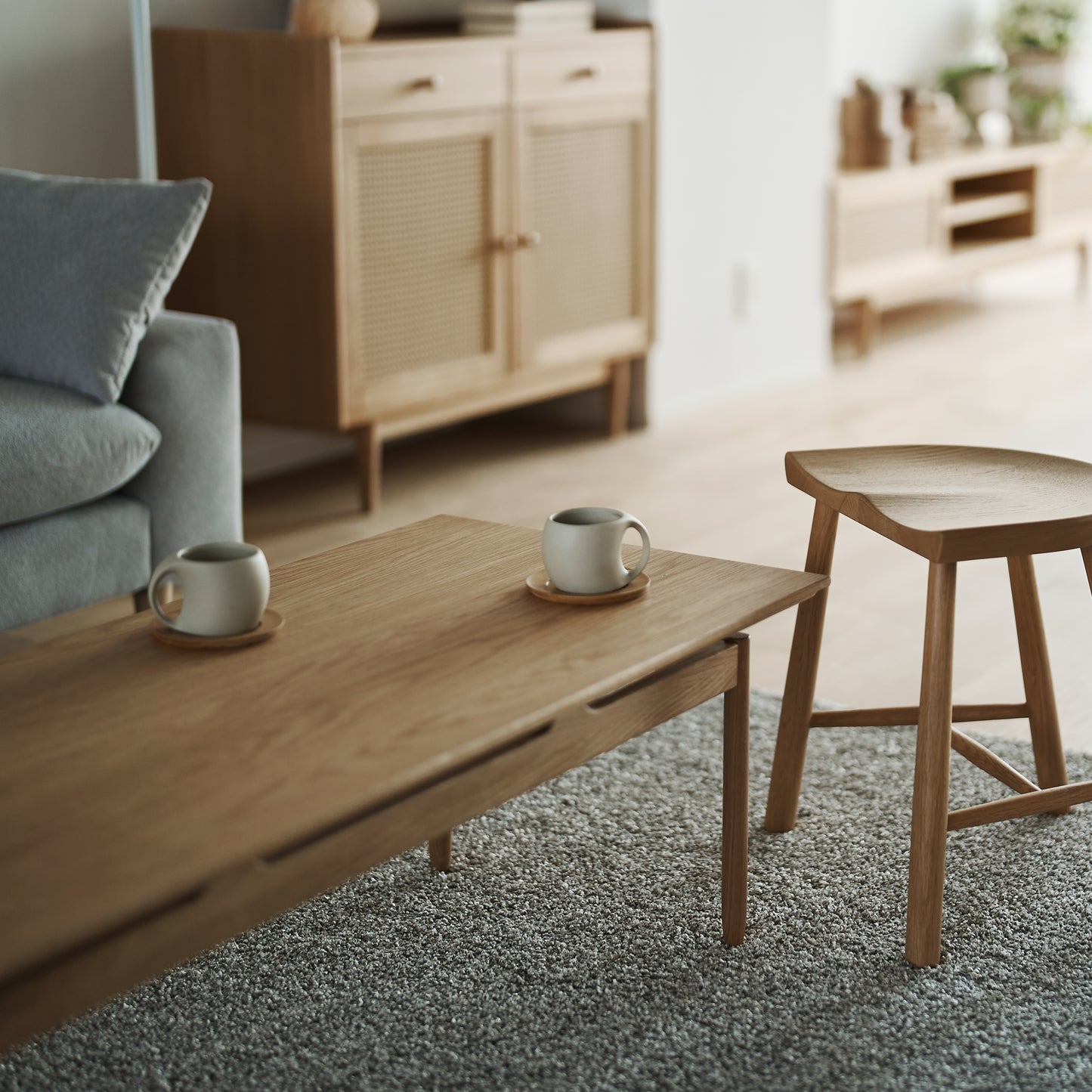 天然木の質感を生かした、シンプルなリビングテーブルが部屋のリビングに置かれている