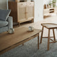 天然木の質感を生かした、シンプルなリビングテーブルが部屋のリビングに置かれている