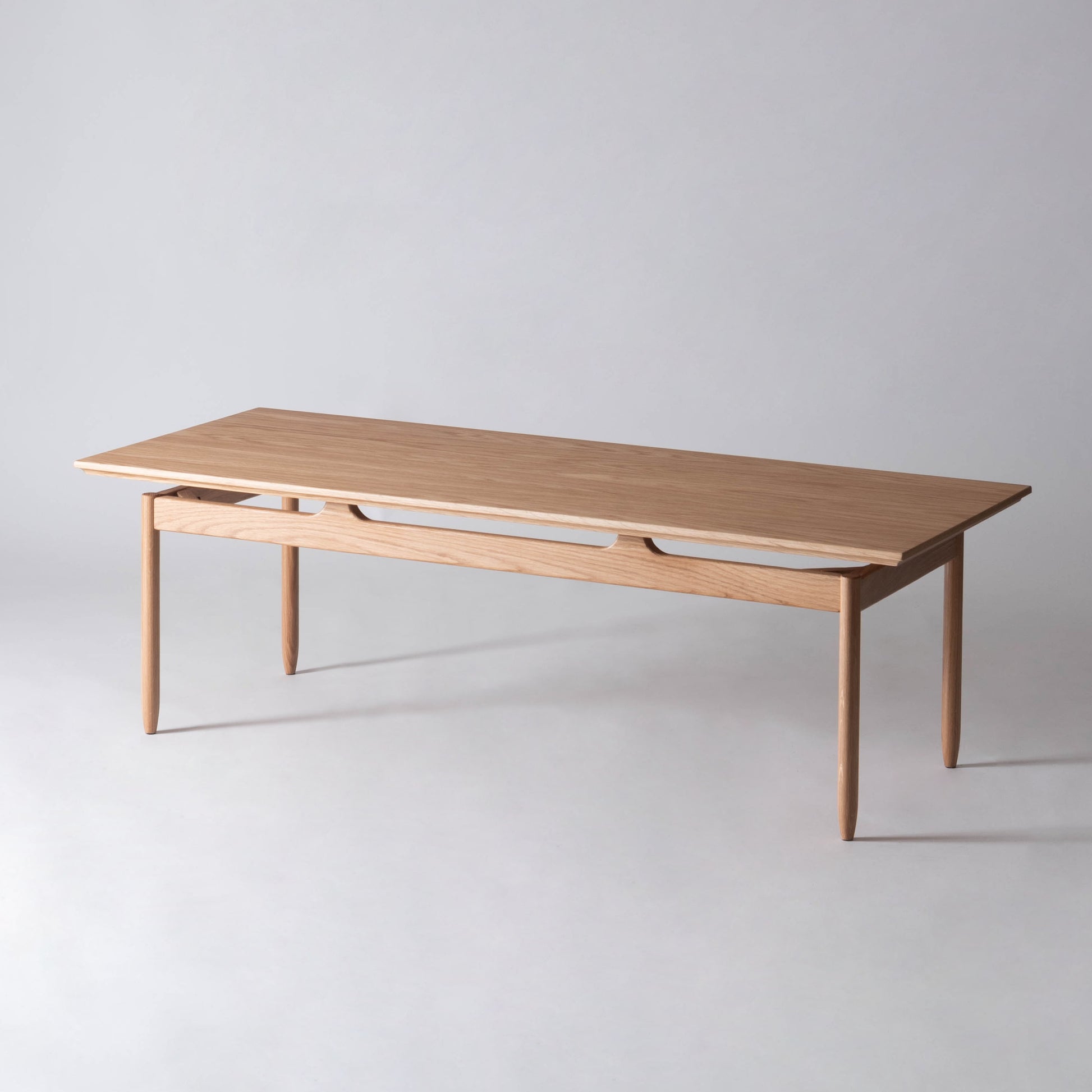 天然木の質感を生かした、シンプルな長方形のリビングテーブル