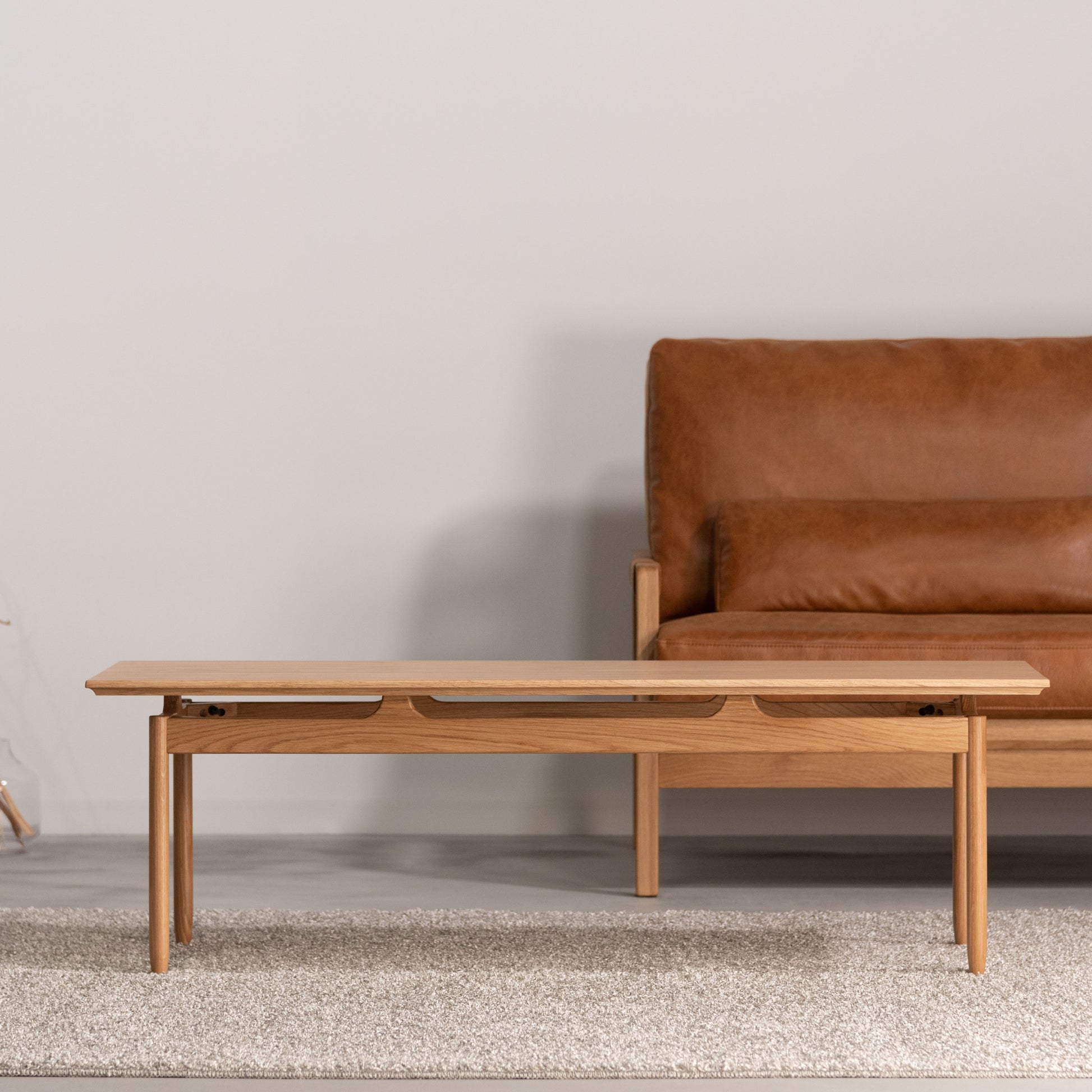 天然木の質感を生かした、シンプルな長方形のリビングテーブル