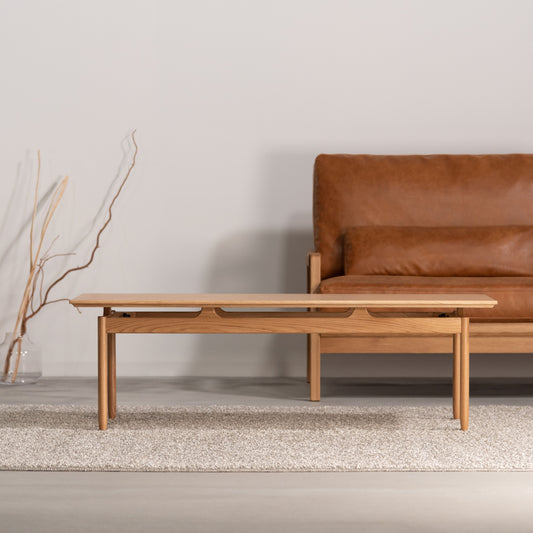 天然木の質感を生かした、シンプルな長方形のリビングテーブル