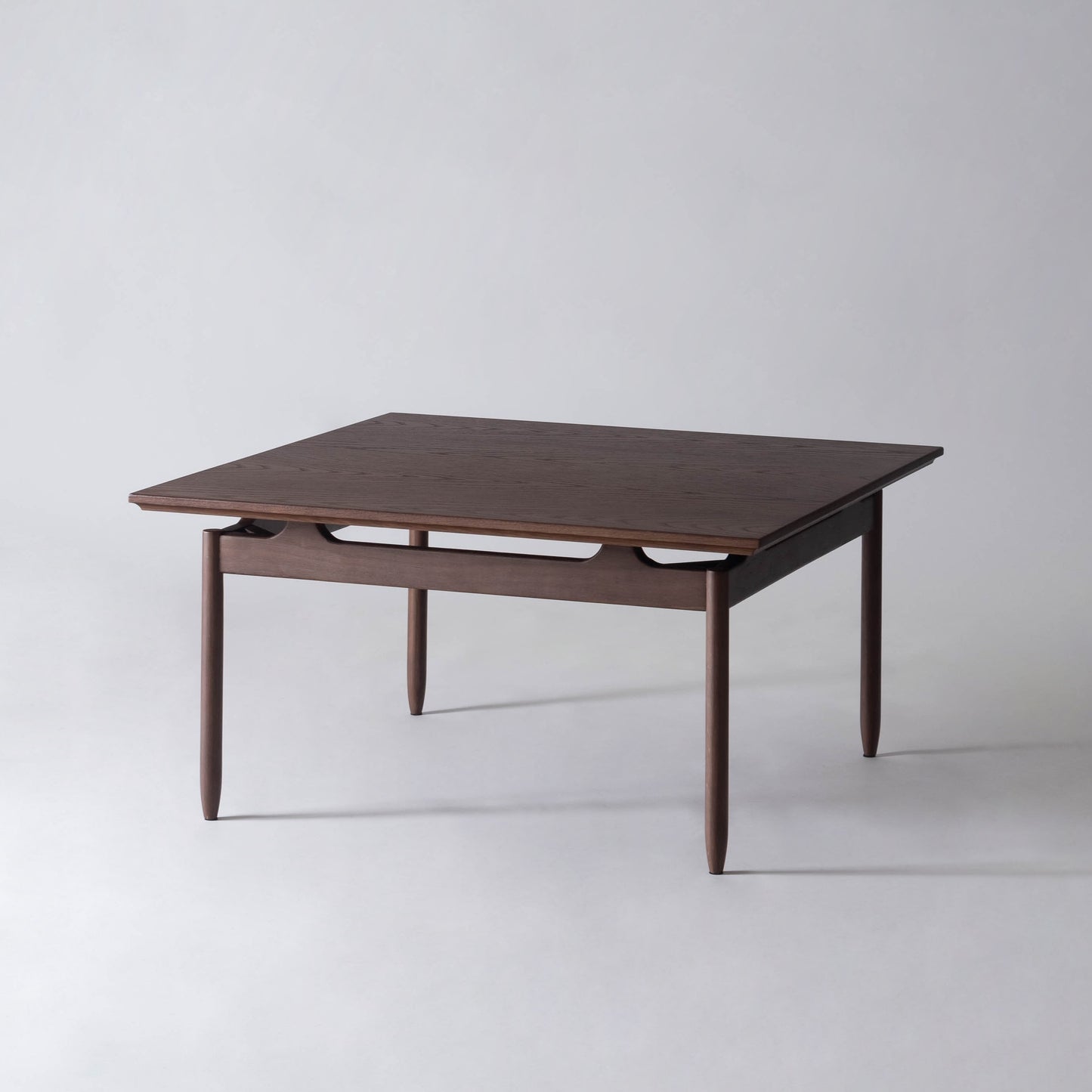 ウォルナットカラーの天然木の質感を生かした、シンプルなリビングテーブル