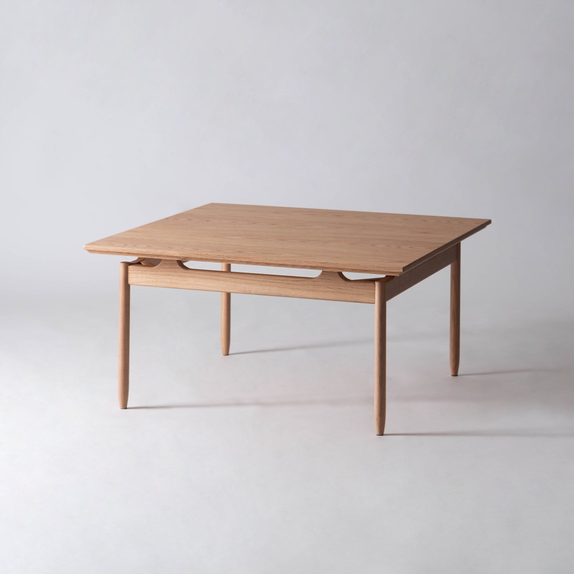 天然木の質感を生かした、シンプルなリビングテーブル