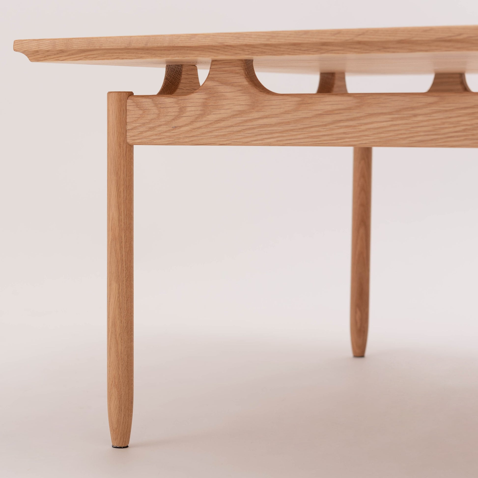 天然木の質感を生かした、シンプルなリビングテーブル