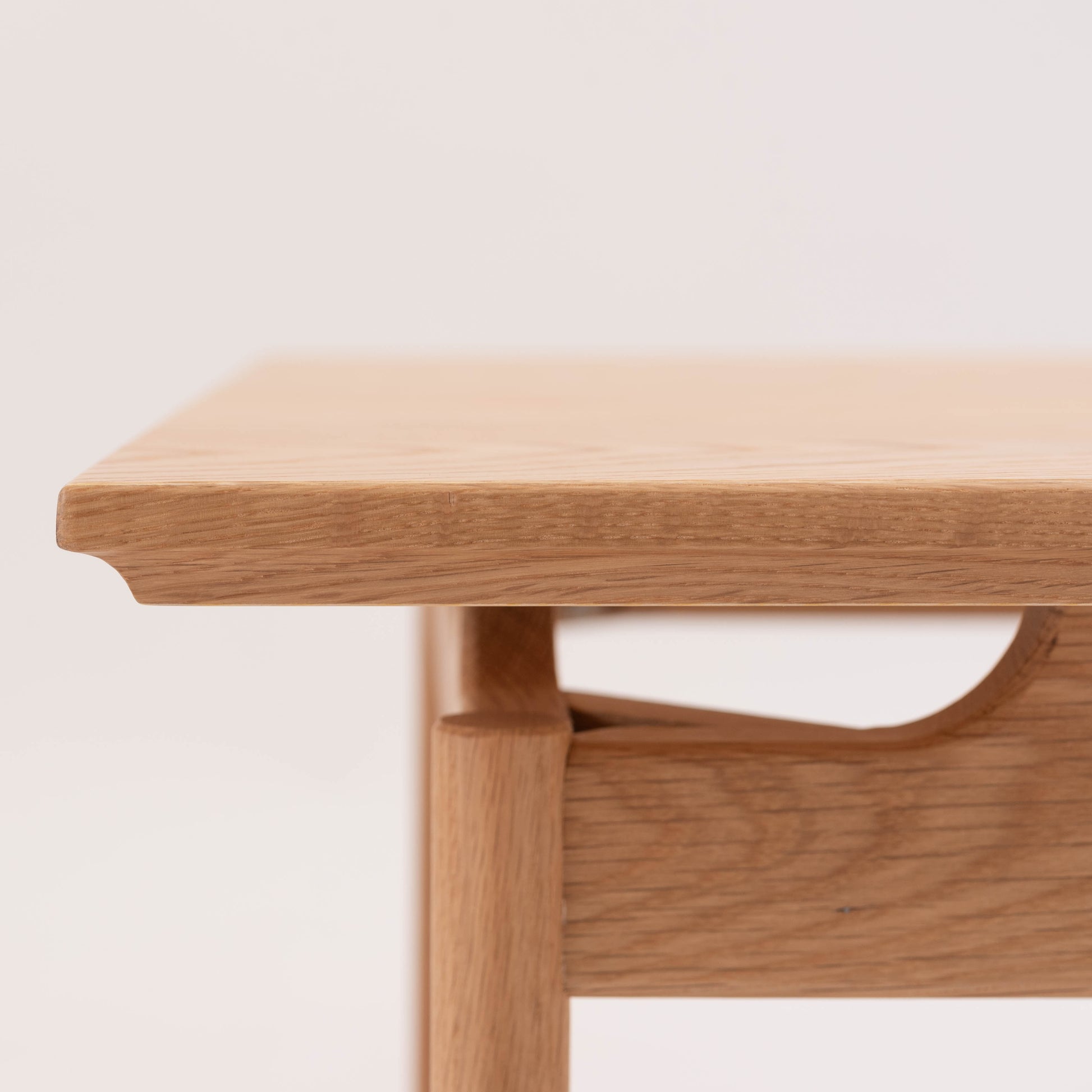 天然木の質感を生かした、シンプルなリビングテーブル