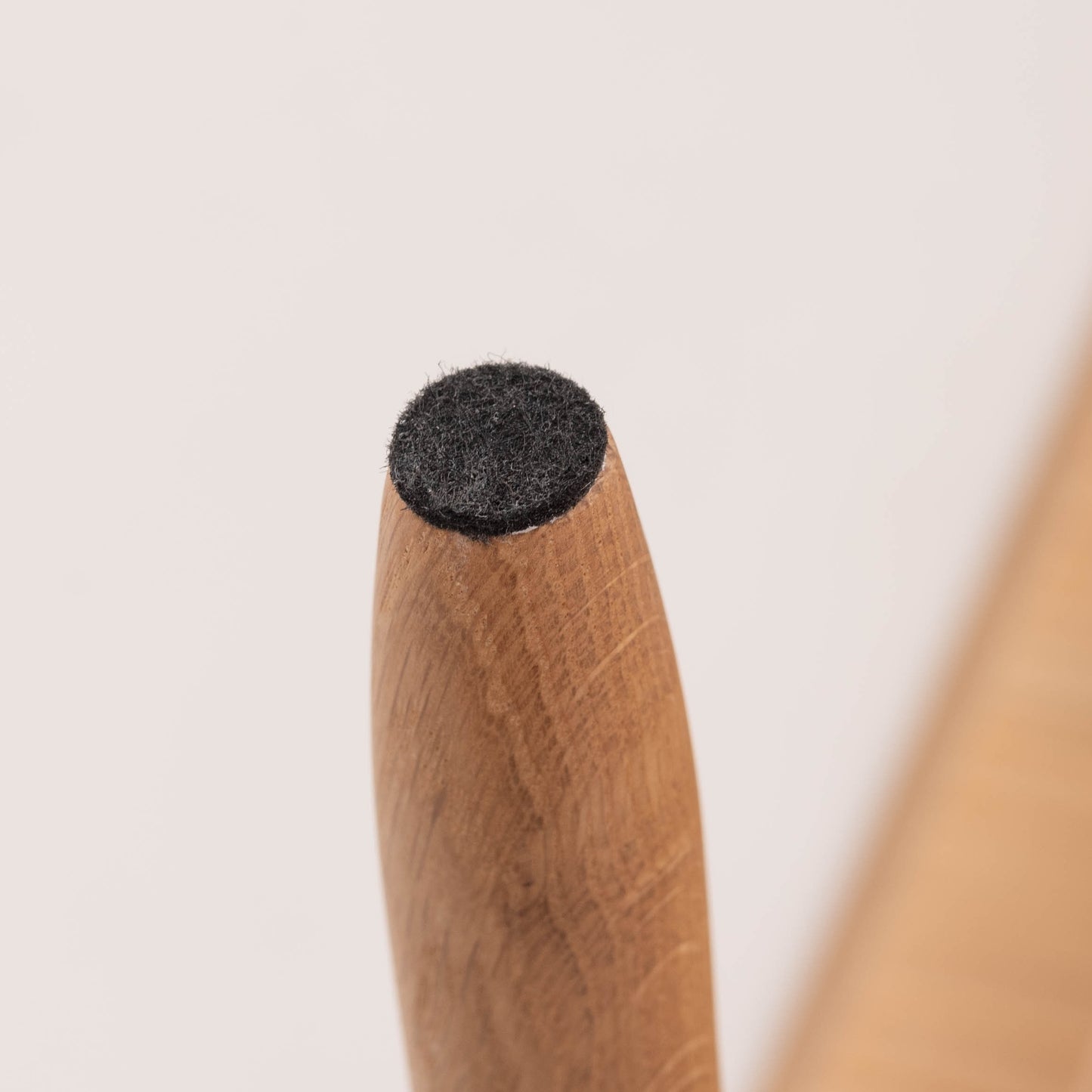 天然木の質感を生かした、シンプルなリビングテーブルの足裏のフェルトのアップ