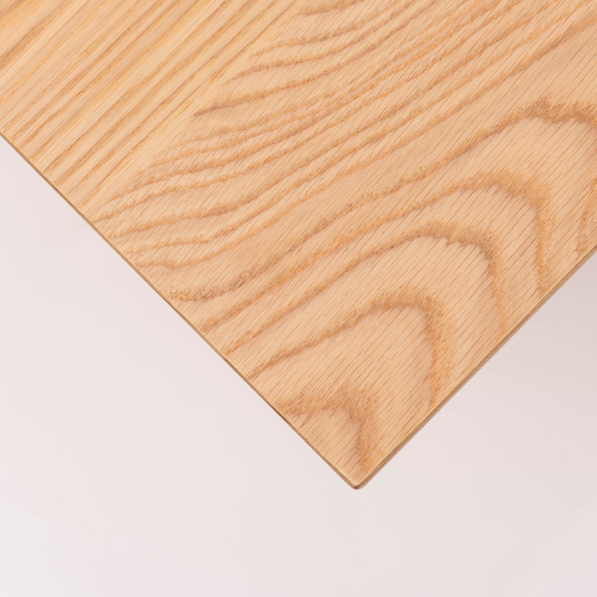 天然木の質感を生かした、シンプルなリビングテーブルの天板の木目模様のアップ