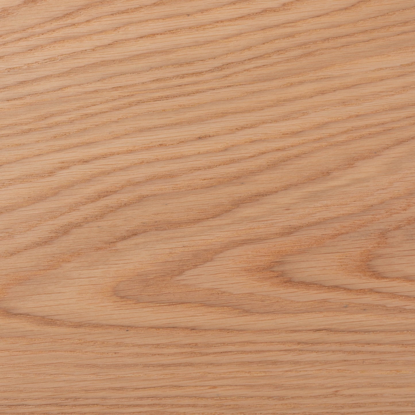 天然木の質感を生かした、シンプルな長方形のリビングテーブルの木目のアップ