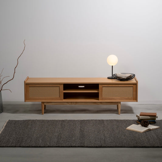 ラタン風デザインがお洒落なテレビ台が置かれている