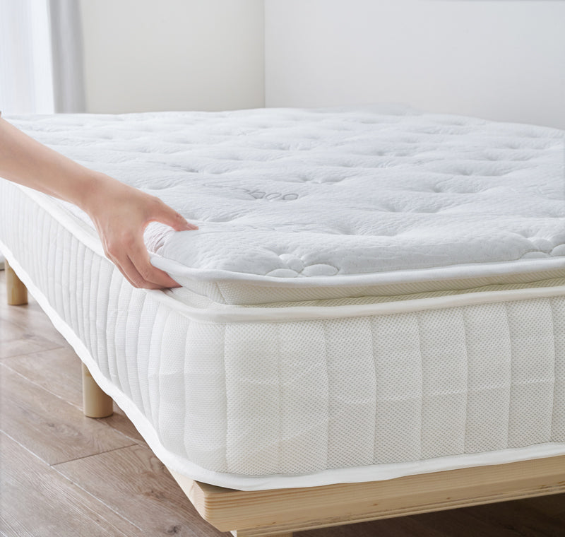 ホワイトのピロートップ付きマットレス