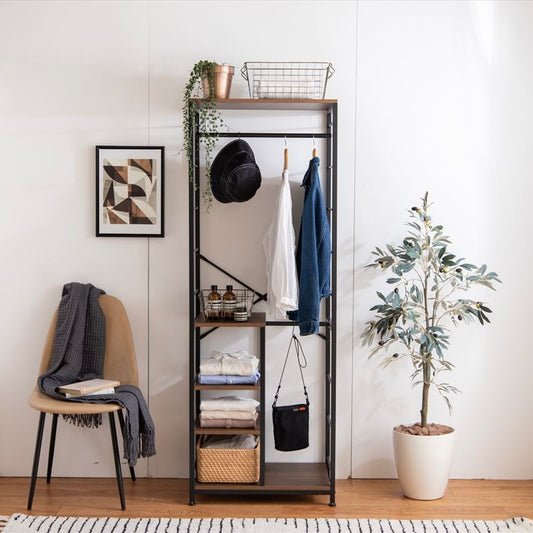 ハンガーラックがついた3段棚つきオープンラックがリビングに置かれている様子