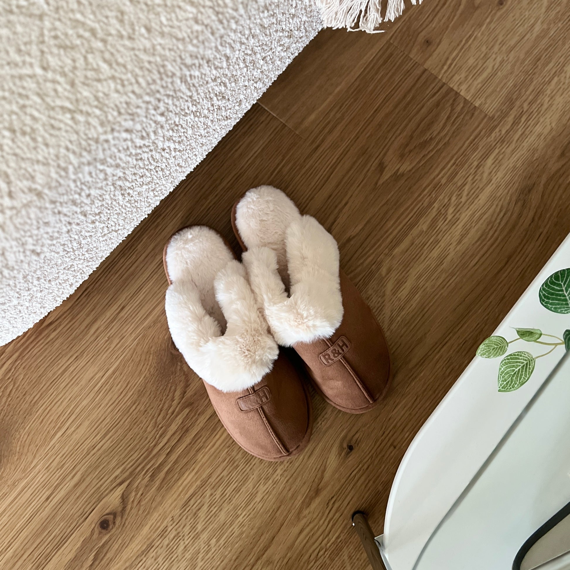 ブラウンのムートン調のファースリッパ