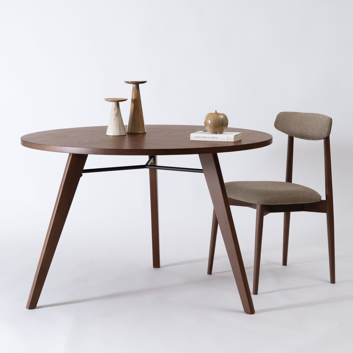 天然木の素材を使用した直径110cmの円形ダイニングテーブルのウォルナットカラー