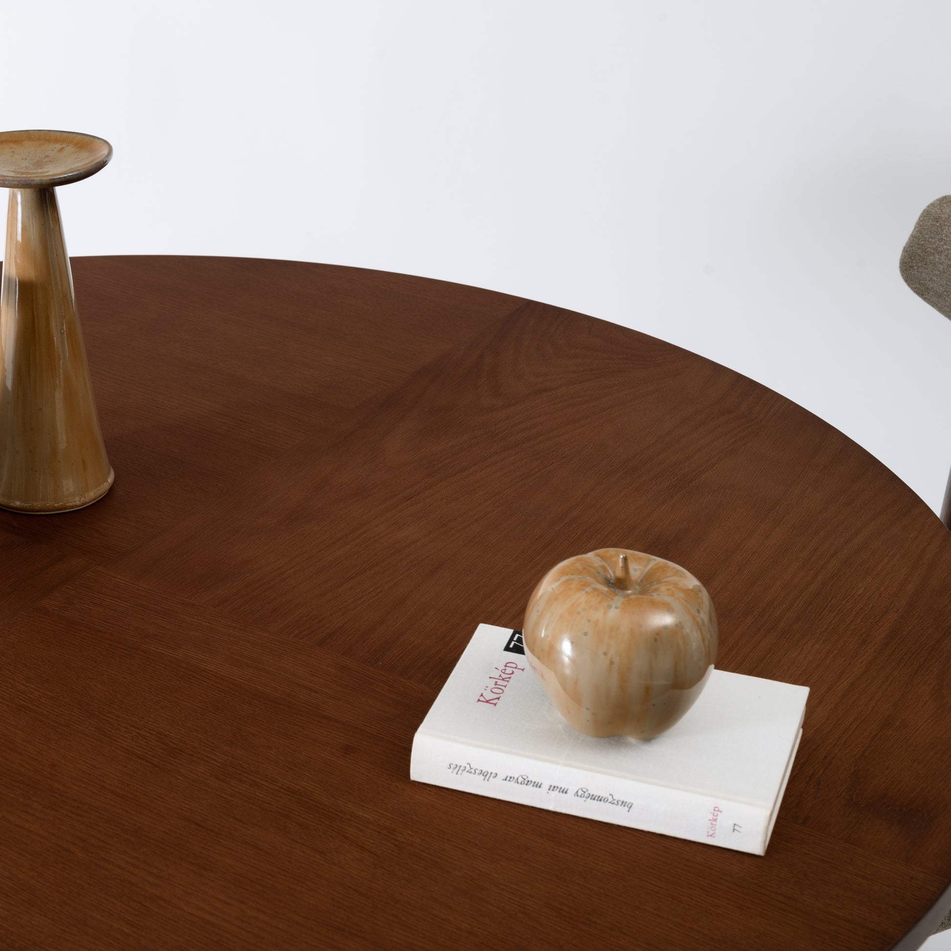 天然木の素材を使用した直径110cmの円形ダイニングテーブルのウォルナットカラーの天板のアップ