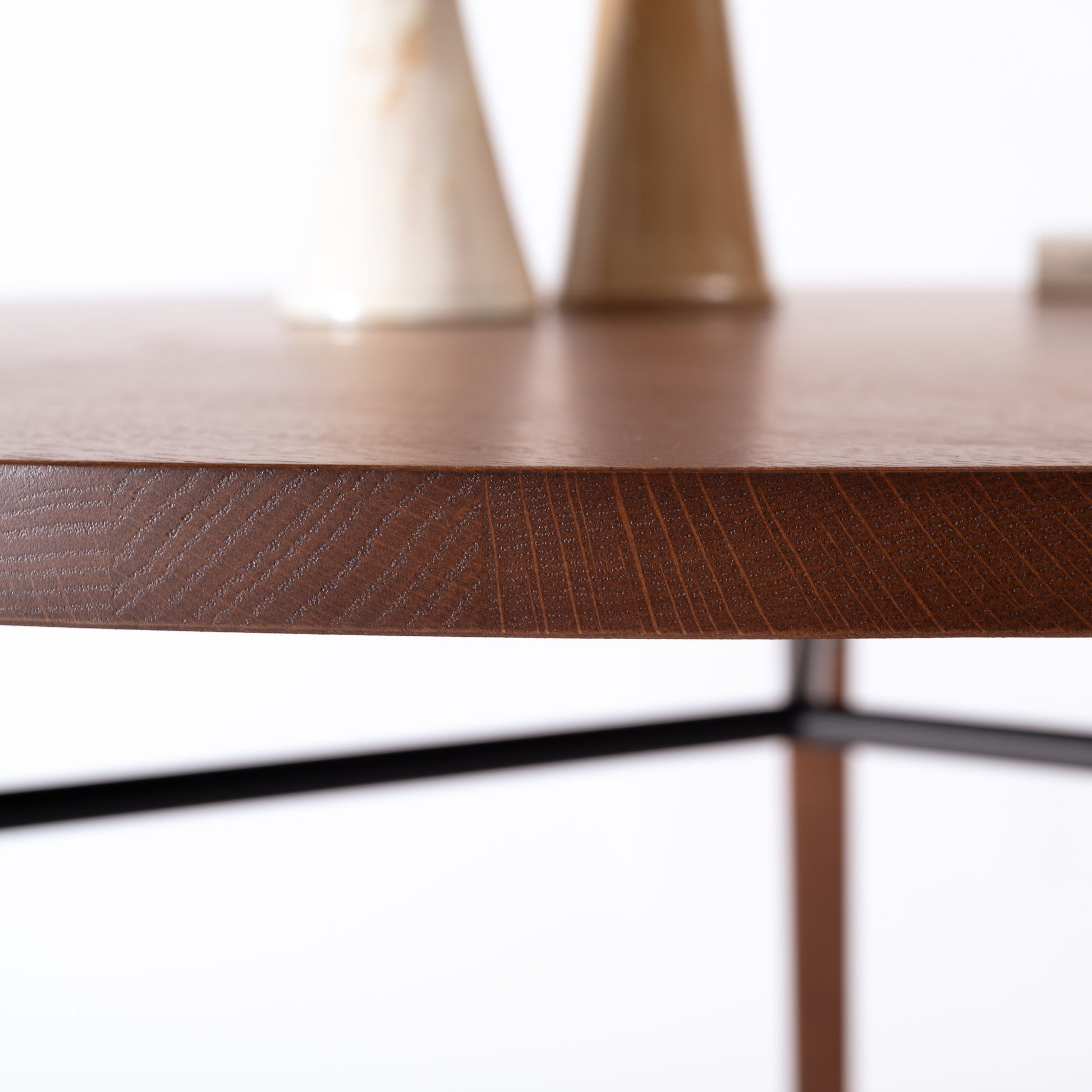 天然木の素材を使用した直径110cmの円形ダイニングテーブルのウォルナットカラーの天板を真横から見た写真