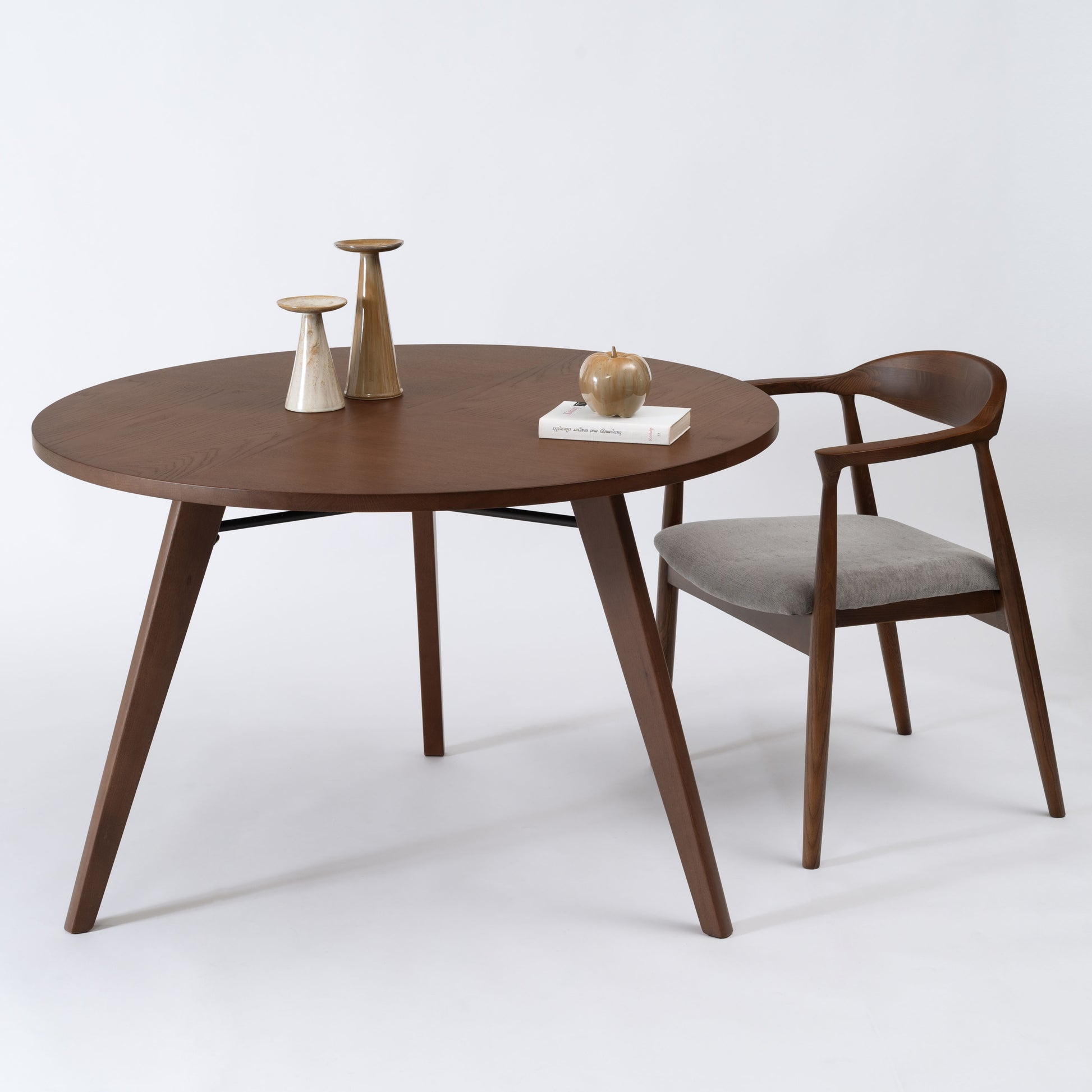 天然木の素材を使用した直径110cmの円形ダイニングテーブルのウォルナットカラー