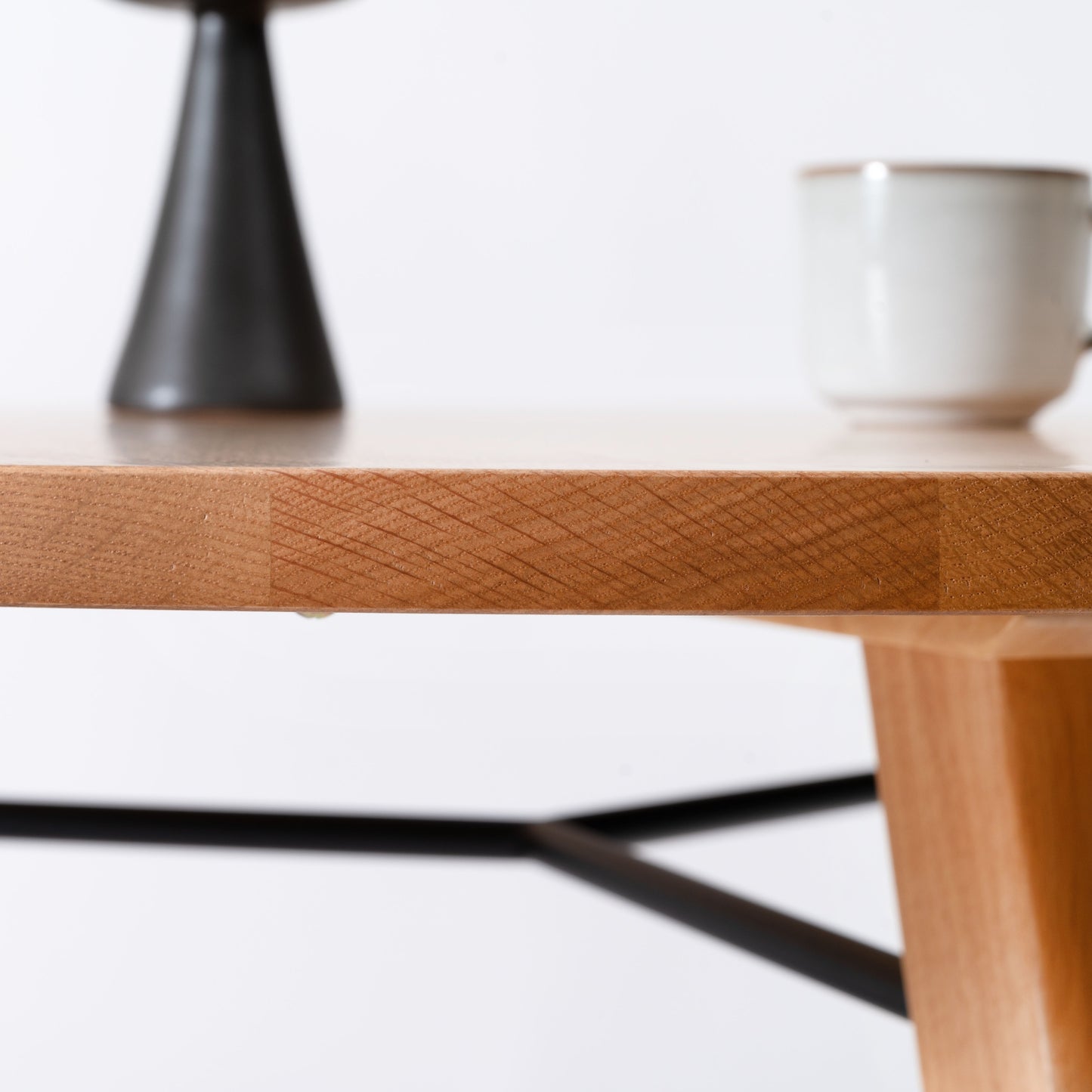 天然木の素材を使用した直径110cmの円形ダイニングテーブルの天板を真横から見た写真