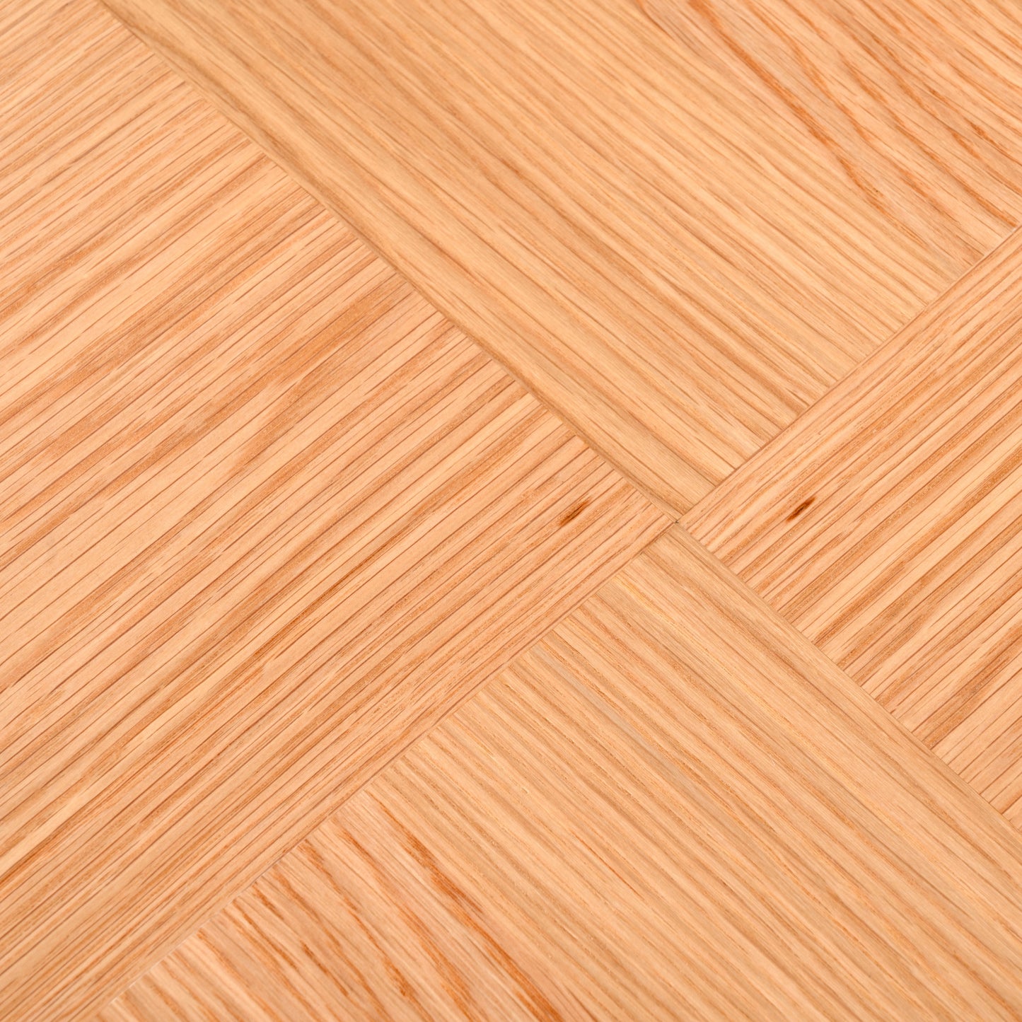 天然木の素材を使用した直径110cmの円形ダイニングテーブルのナチュラルカラーの天板の木目のアップ