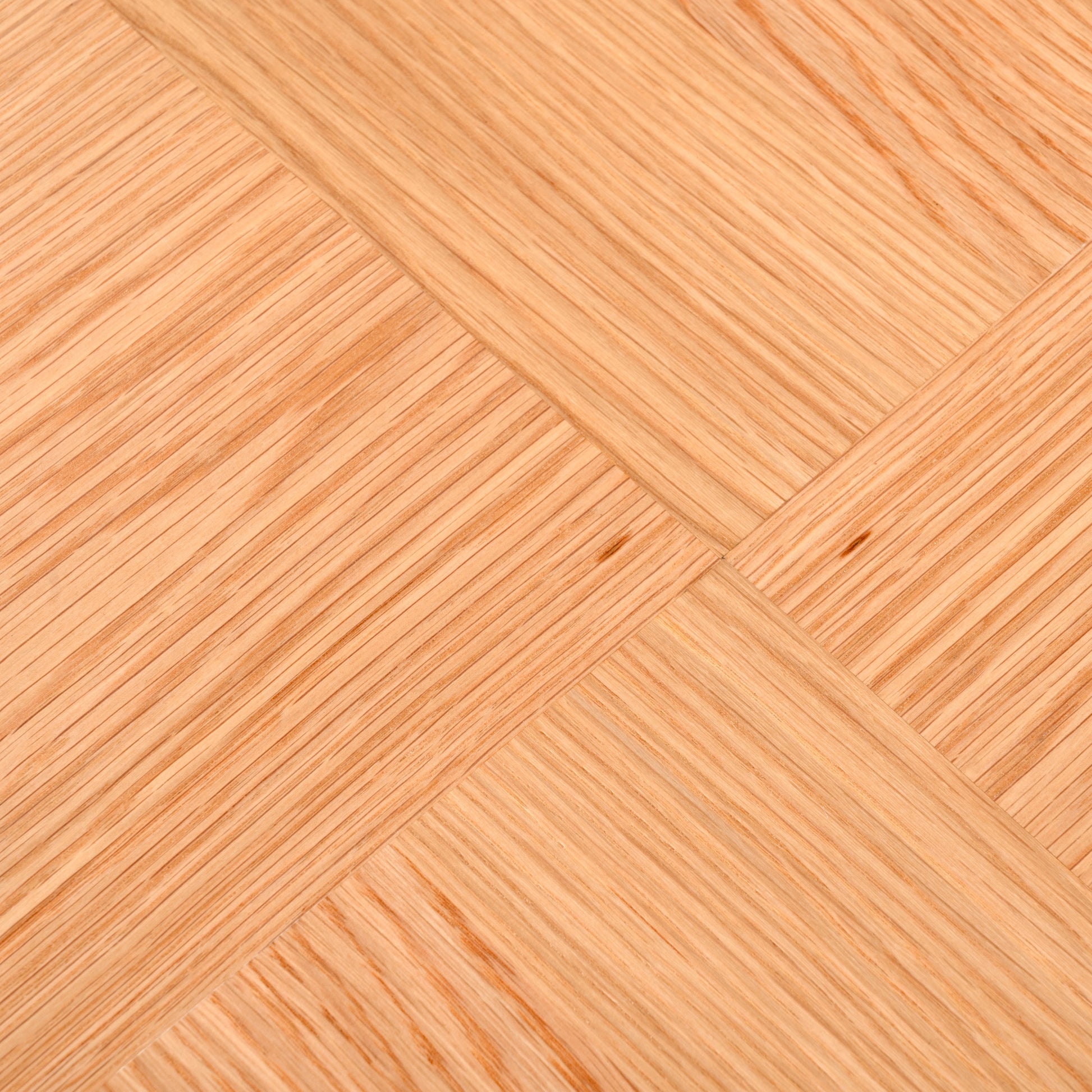 天然木の素材を使用した直径110cmの円形ダイニングテーブルのナチュラルカラーの天板の木目のアップ