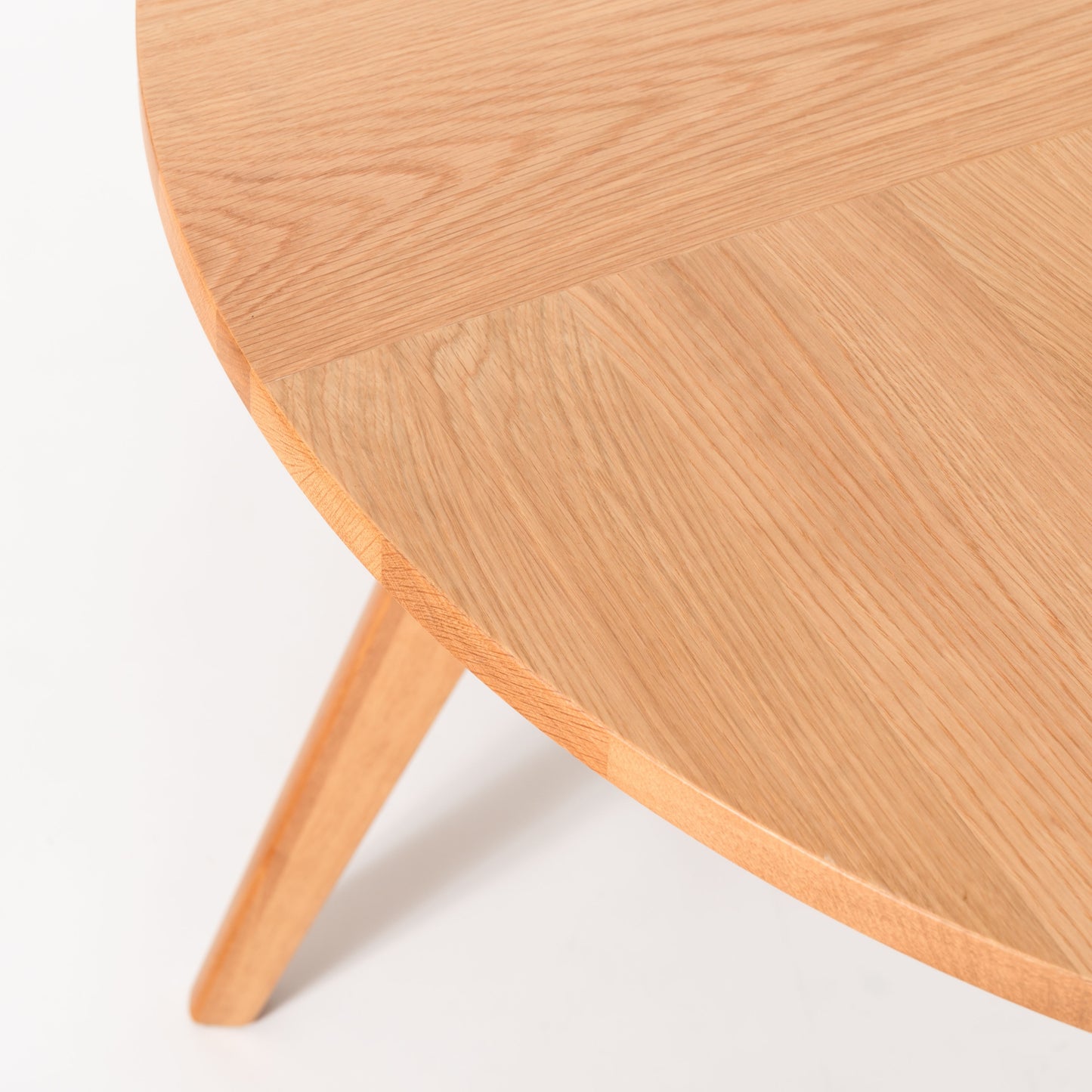 天然木の素材を使用した直径110cmの円形ダイニングテーブルの天板のアップの写真