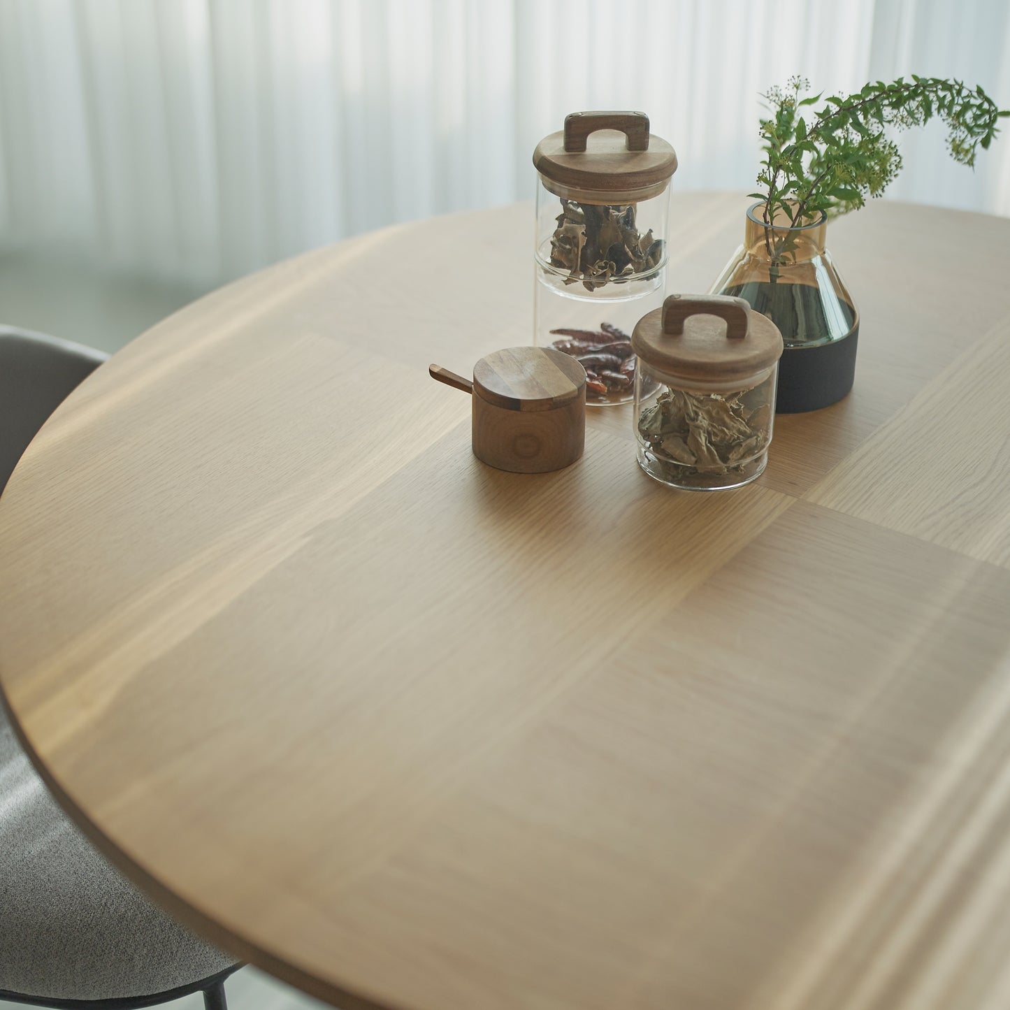 天然木の素材を使用した直径110cmの円形ダイニングテーブルの天板のアップの写真