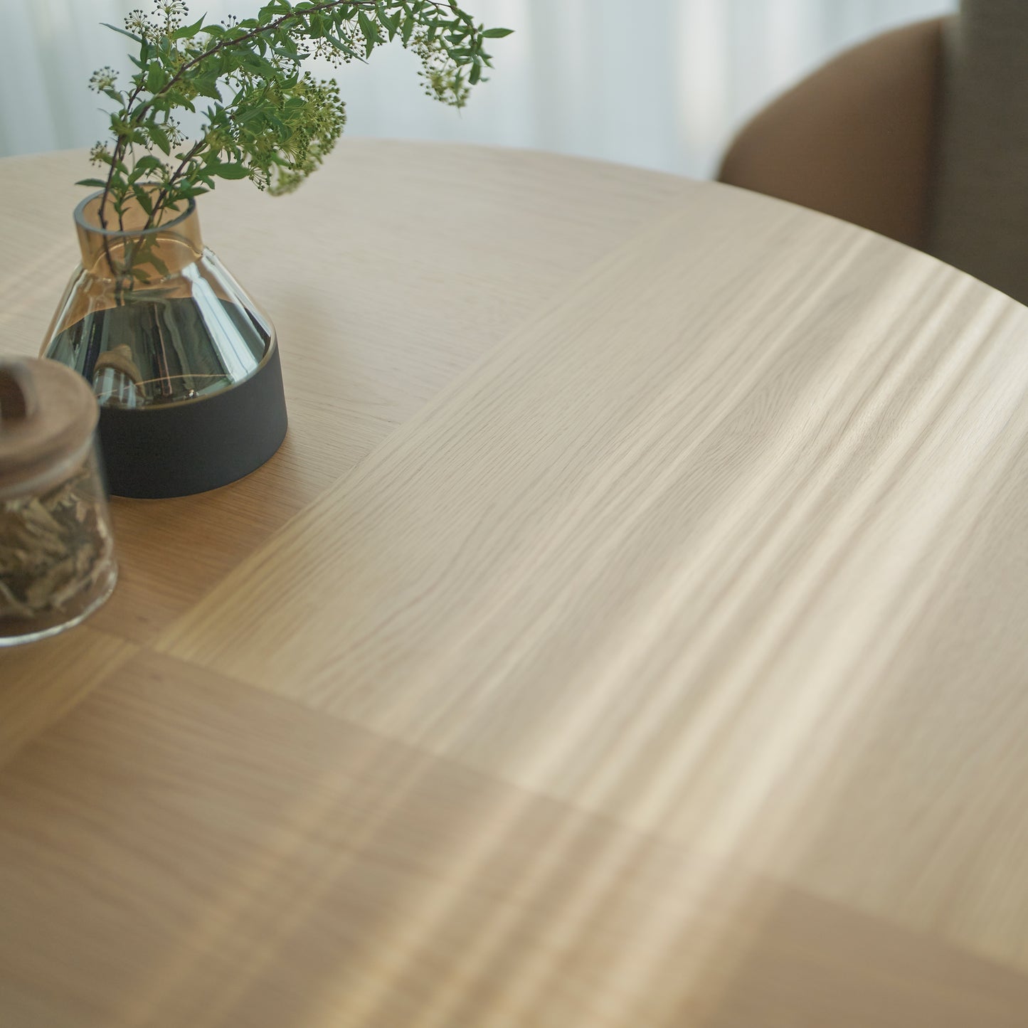 天然木の素材を使用した直径110cmの円形ダイニングテーブルの天板のアップの写真