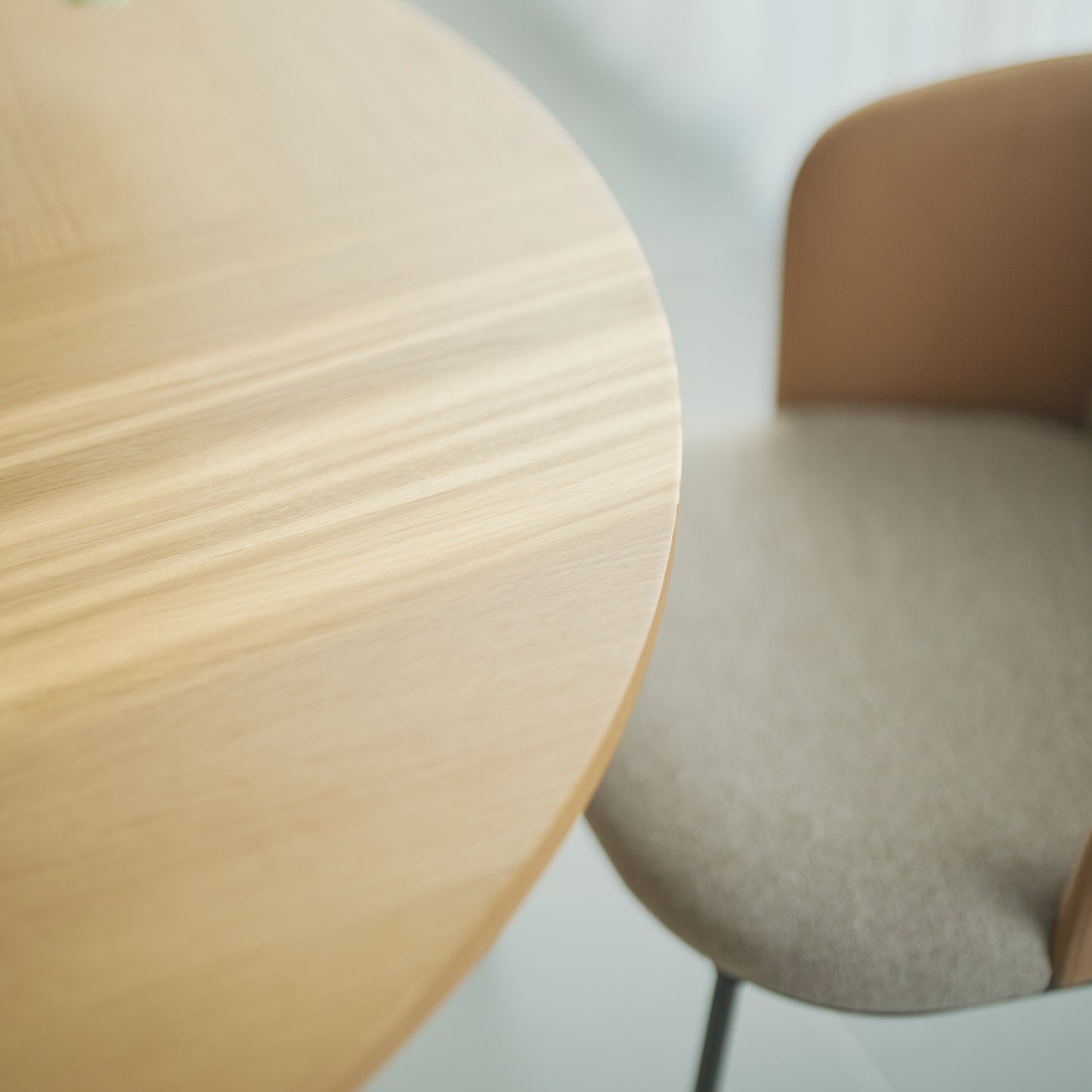 天然木の素材を使用した直径110cmの円形ダイニングテーブルの天板のアップ