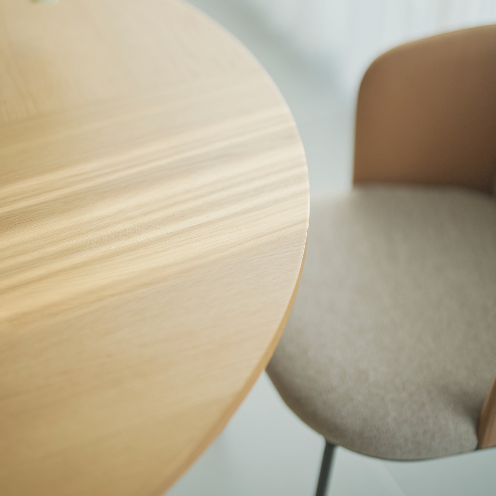 天然木の素材を使用した直径110cmの円形ダイニングテーブルの天板のアップ