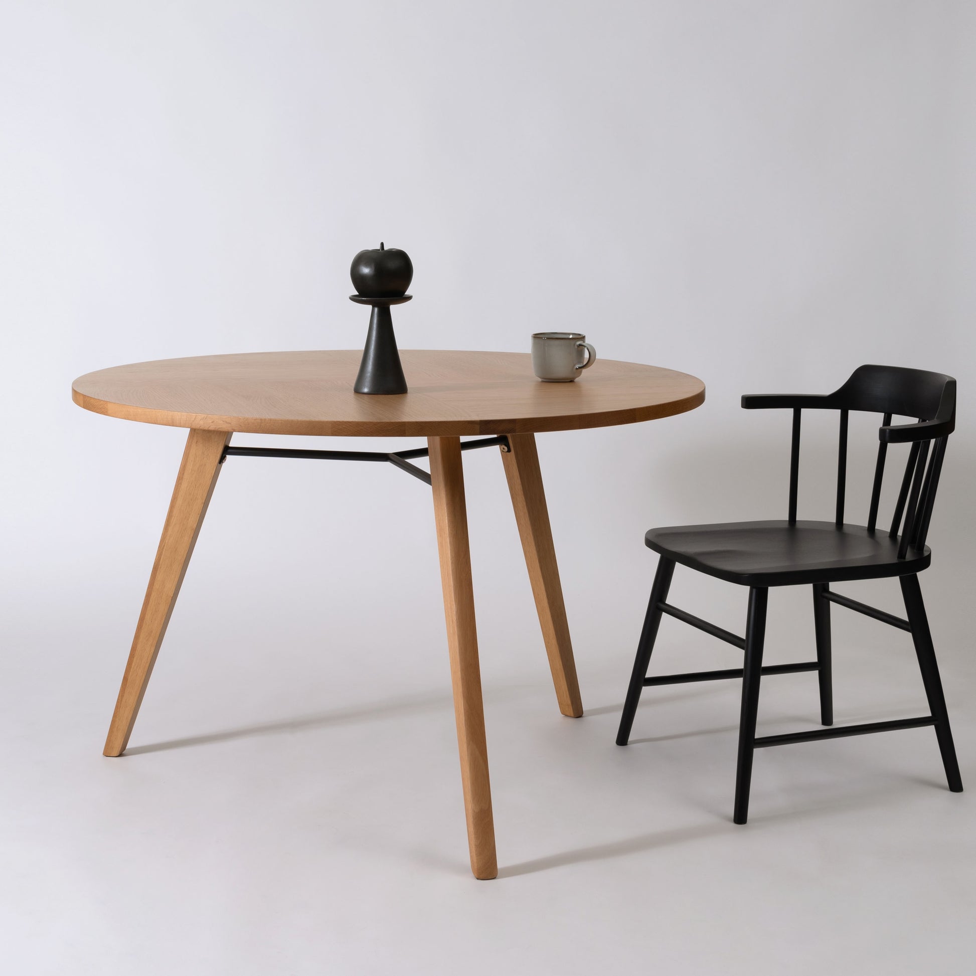 天然木の素材を使用した直径110cmの円形ダイニングテーブル