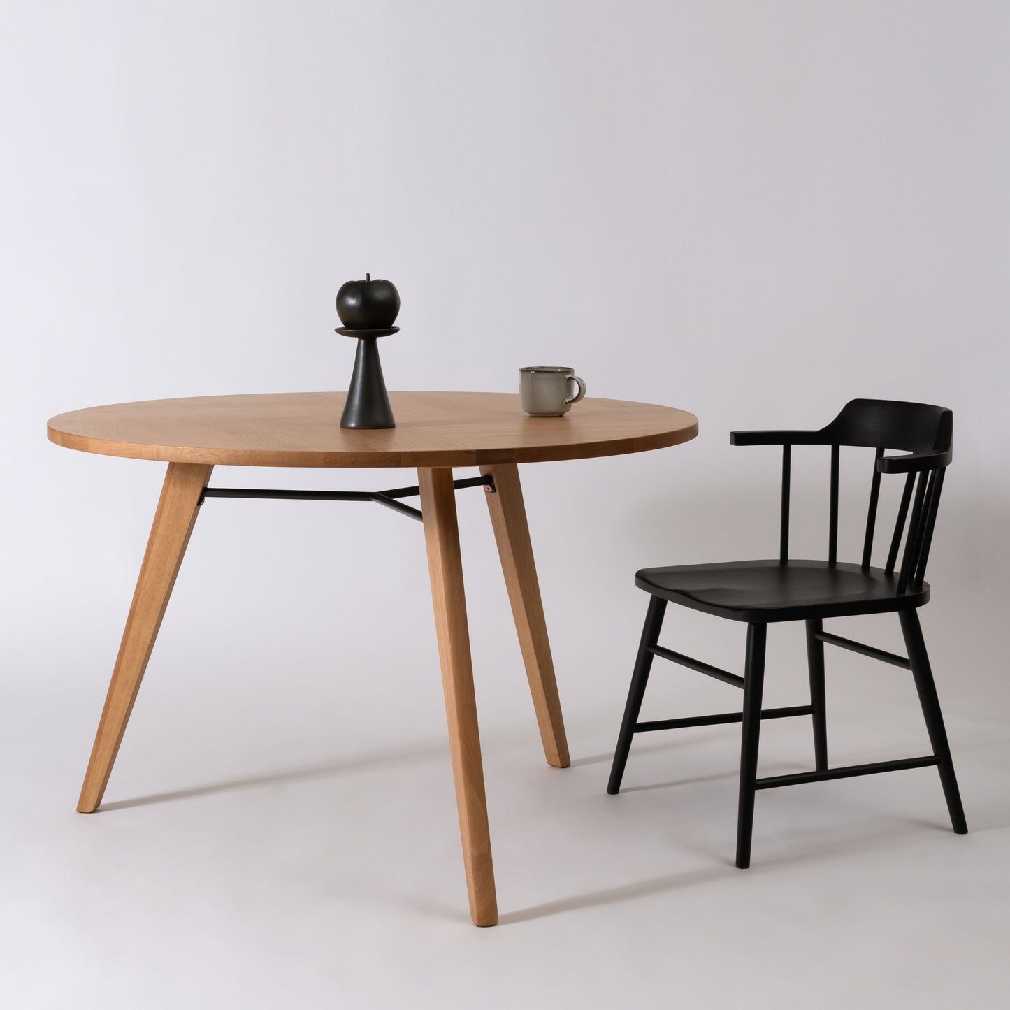 天然木の素材を使用した直径110cmの円形ダイニングテーブル