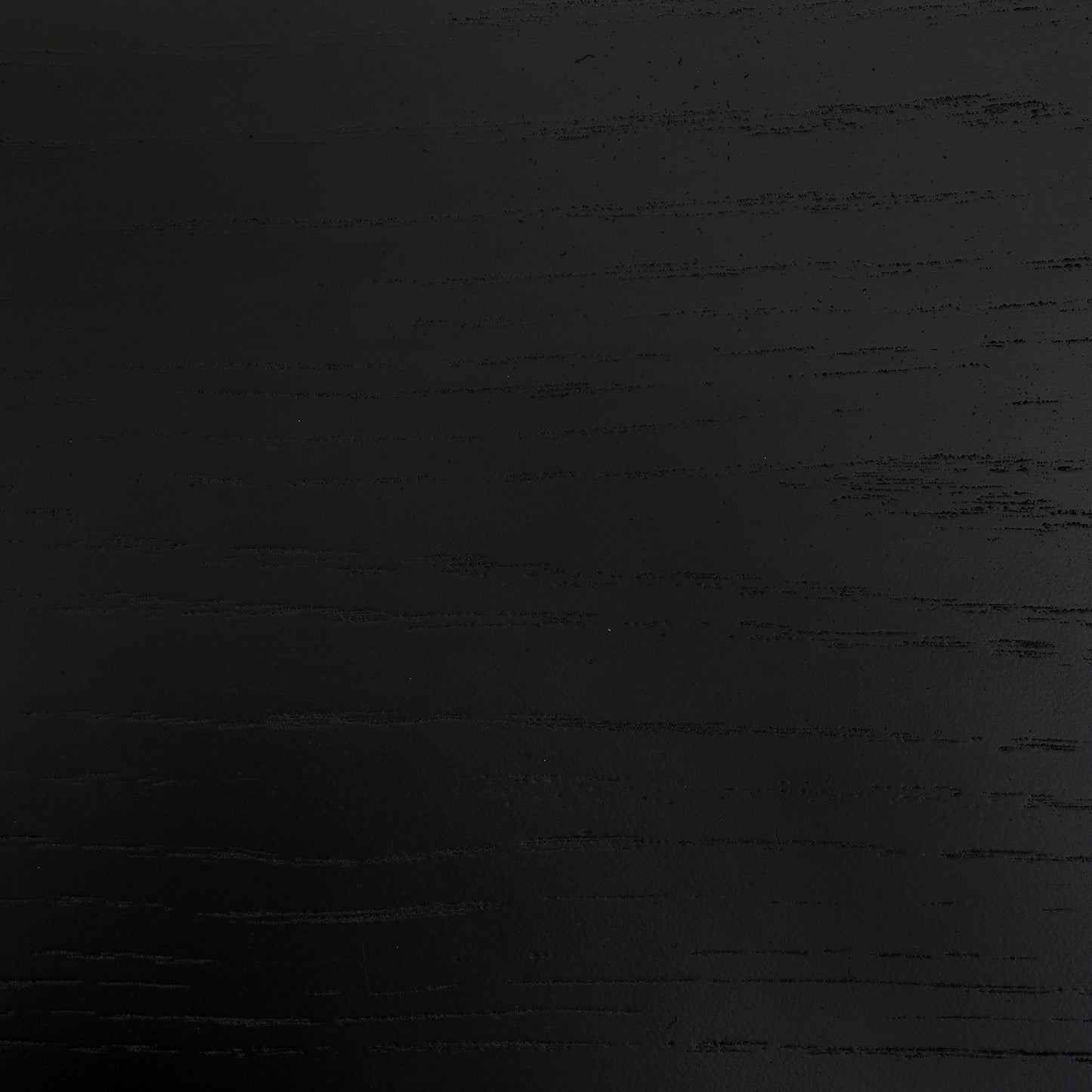 天然木オーク材を天板と脚部に使用しウレタン塗装でブラックに塗られたワントーンデザインのダイニングテーブルの天板の木目のアップ写真