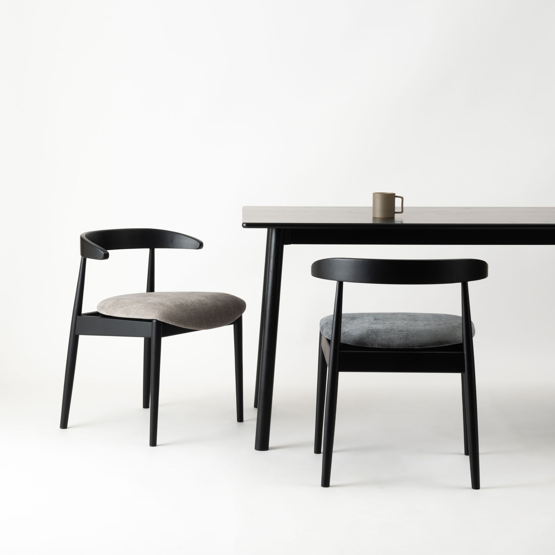 天然木オーク材を天板と脚部に使用しウレタン塗装でブラックに塗られたワントーンデザインのダイニングテーブル