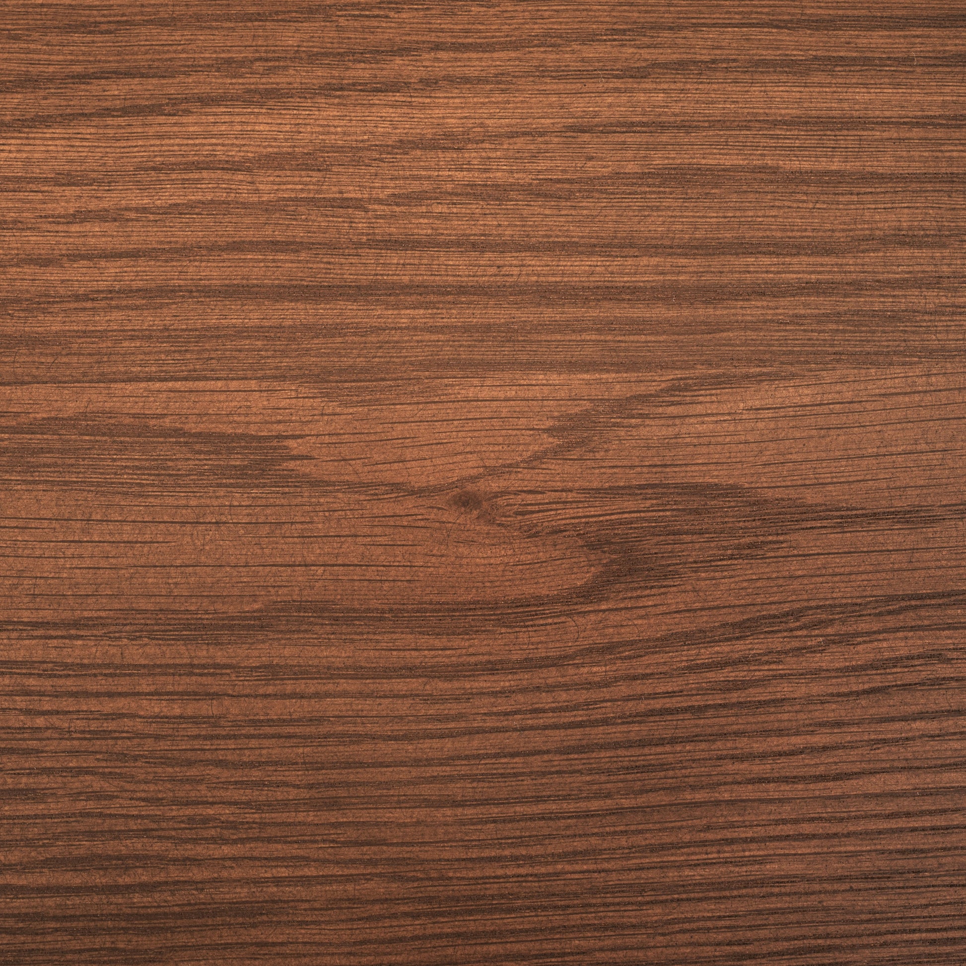 天然木オーク材を天板と脚部に使用しウレタン塗装で濃いブラウンに塗られたワントーンデザインのダイニングテーブルの天板の木目のアップ写真