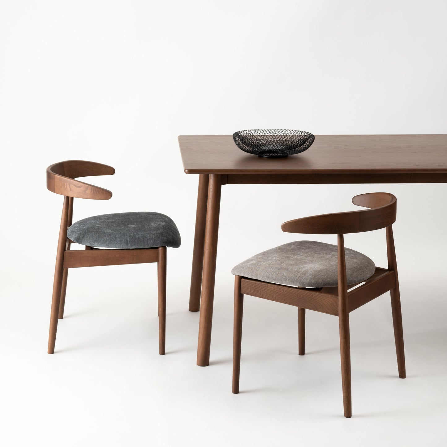 天然木オーク材を天板と脚部に使用しウレタン塗装で濃いブラウンに塗られたワントーンデザインのダイニングテーブル