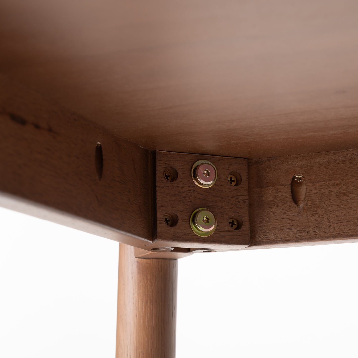 天然木オーク材を天板と脚部に使用しウレタン塗装で濃いブラウンに塗られたワントーンデザインのダイニングテーブルの天板裏の留め具の写真