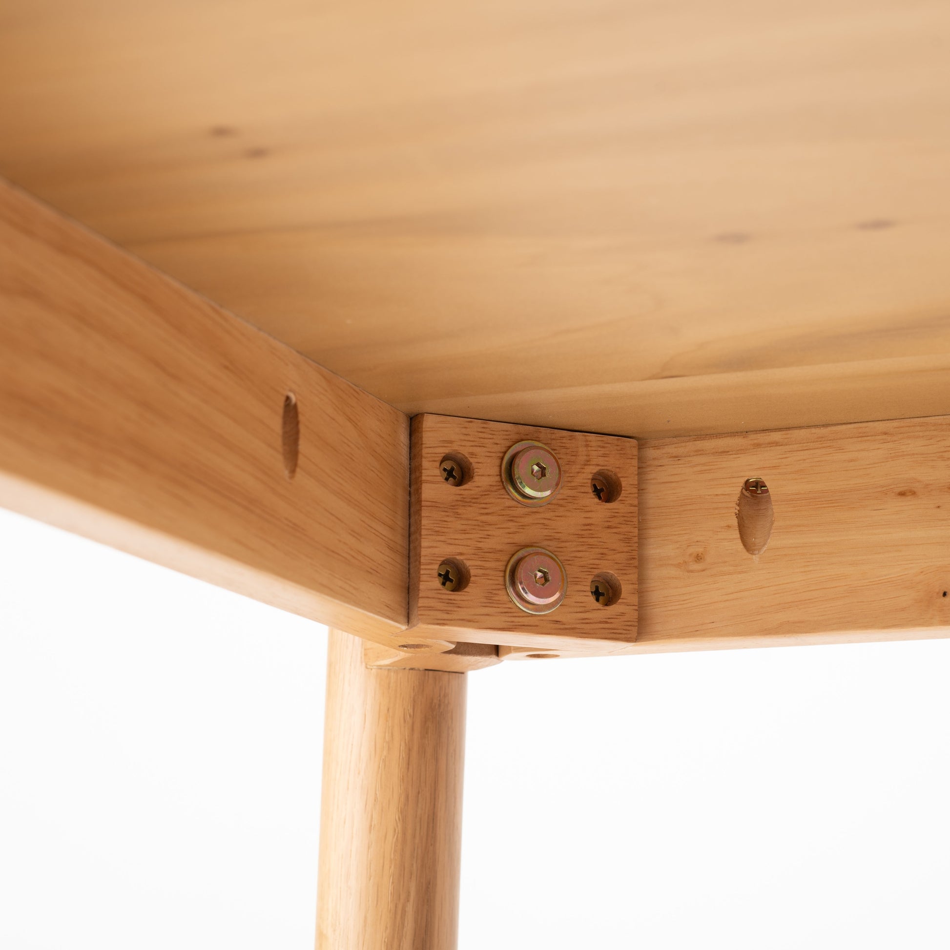 天然木オーク材を天板と脚部に使用したワントーンデザインのダイニングテーブルの天板裏の留め具の写真