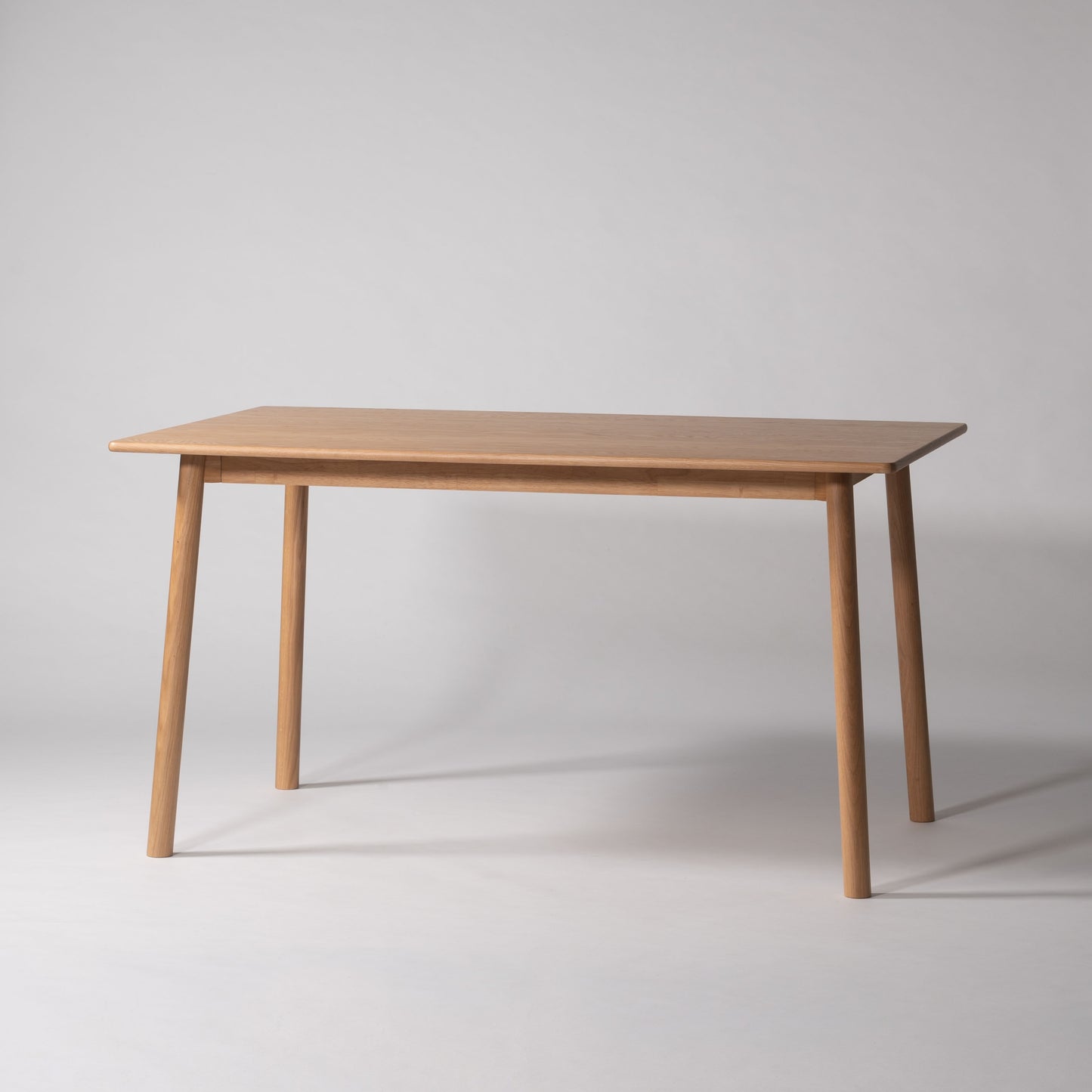 天然木オーク材を天板と脚部に使用したワントーンデザインのダイニングテーブル