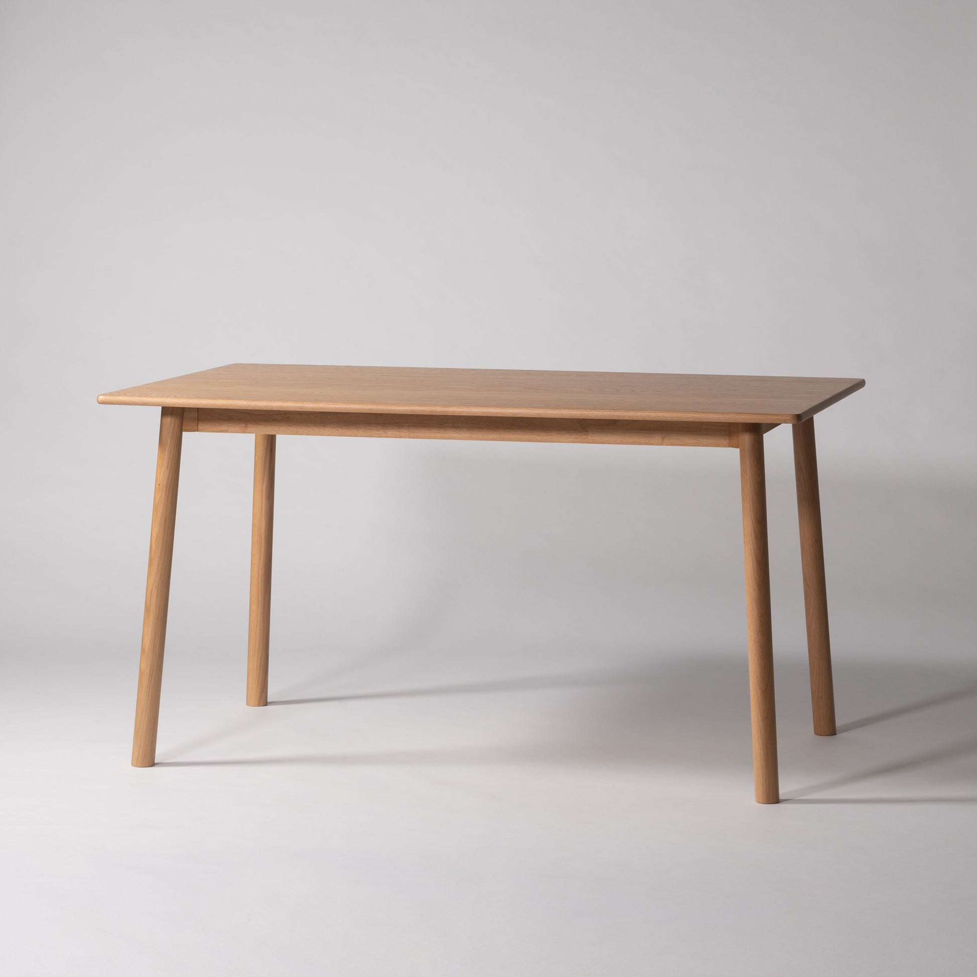天然木オーク材を天板と脚部に使用したワントーンデザインのダイニングテーブル