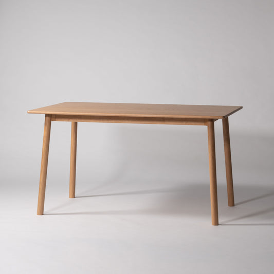 天然木オーク材を天板と脚部に使用したワントーンデザインのダイニングテーブル