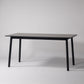 天然木オーク材を天板と脚部に使用しウレタン塗装でブラックに塗られたワントーンデザインのダイニングテーブル