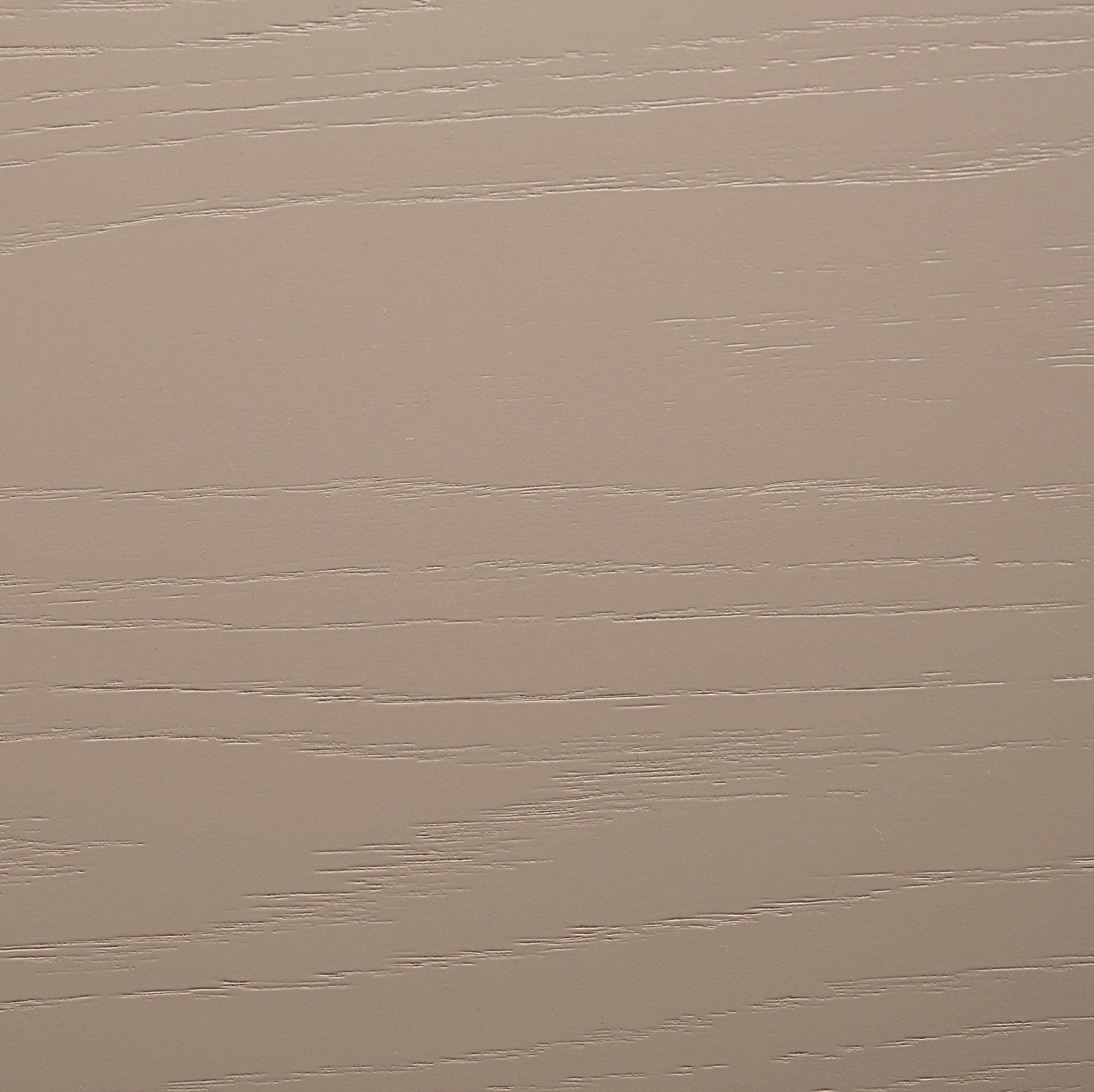 天然木オーク材を天板と脚部に使用しウレタン塗装でグレーに塗られたワントーンデザインのダイニングテーブルの天板の木目のアップ写真