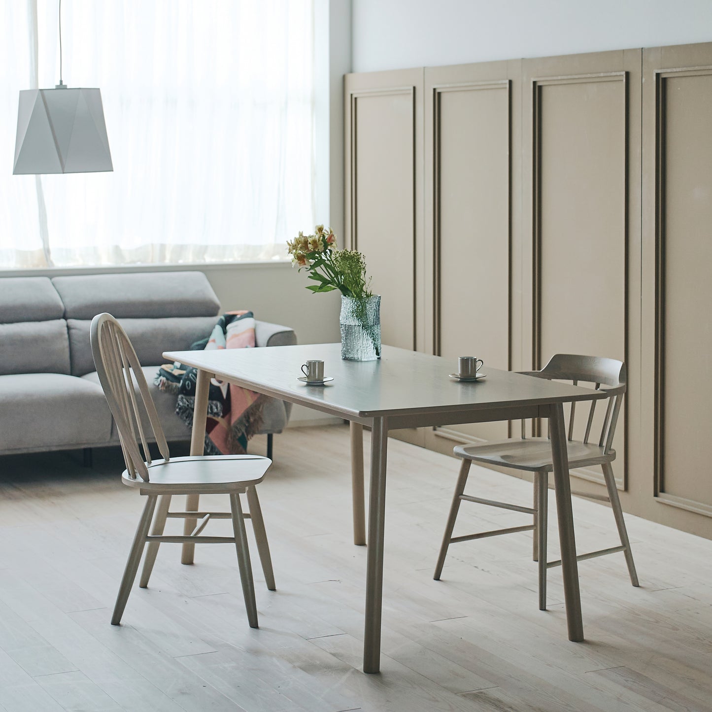 天然木オーク材を天板と脚部に使用しウレタン塗装でグレーに塗られたワントーンデザインのダイニングテーブル