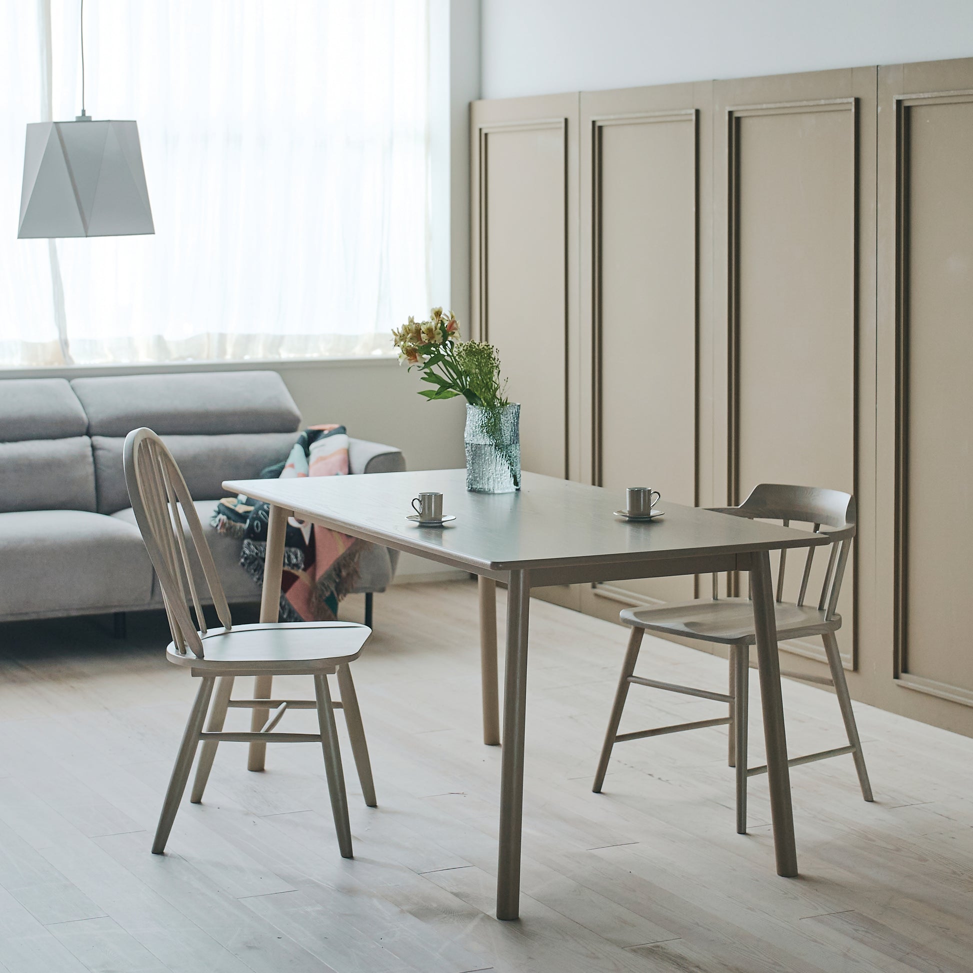 天然木オーク材を天板と脚部に使用しウレタン塗装でグレーに塗られたワントーンデザインのダイニングテーブル