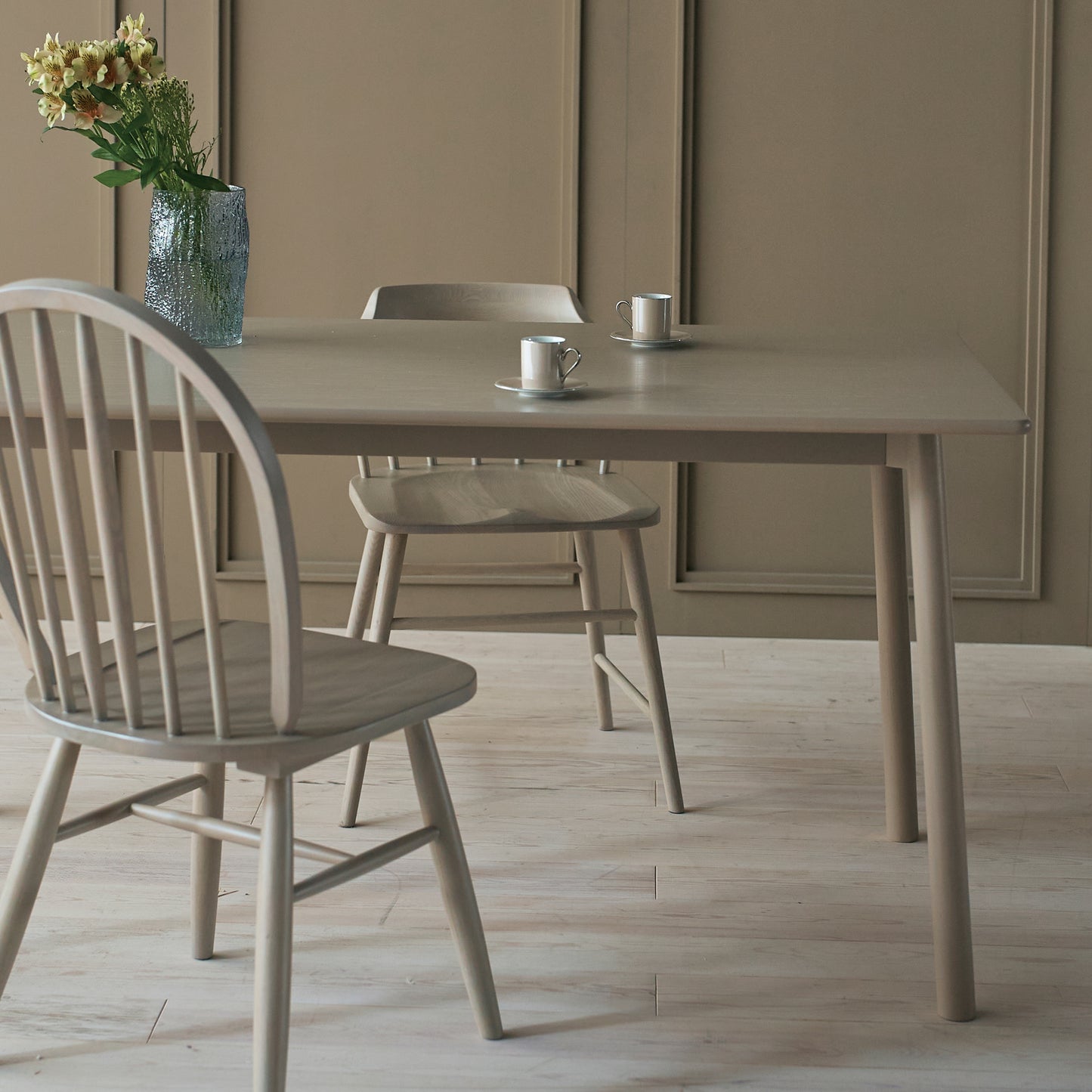 天然木オーク材を天板と脚部に使用しウレタン塗装でグレーに塗られたワントーンデザインのダイニングテーブル