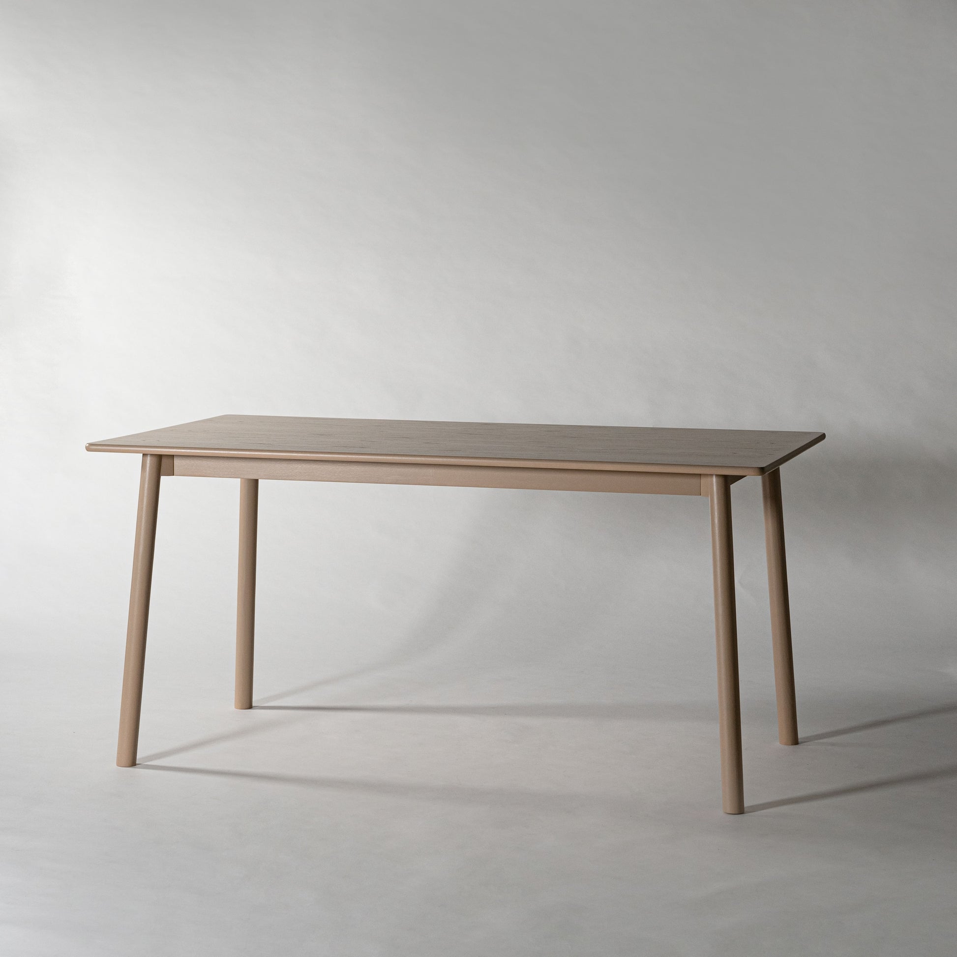 天然木オーク材を天板と脚部に使用しウレタン塗装でグレーに塗られたワントーンデザインのダイニングテーブル