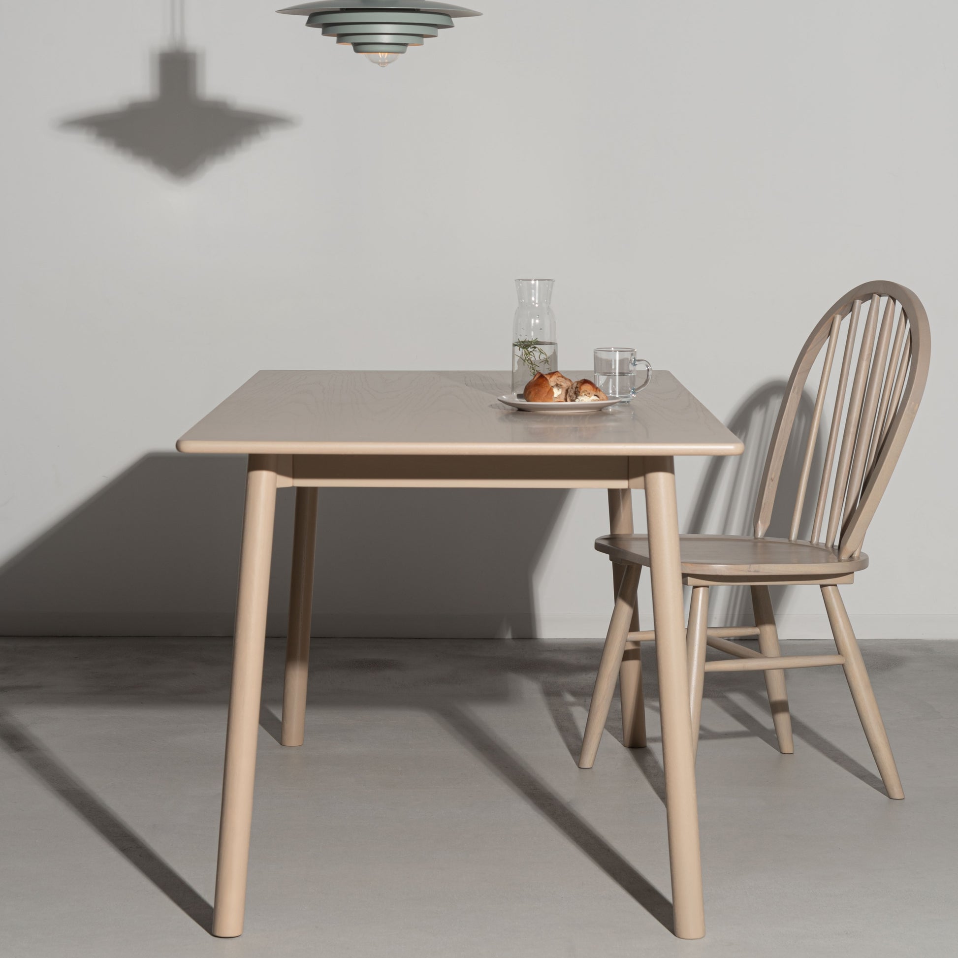 天然木オーク材を天板と脚部に使用しウレタン塗装でグレーに塗られたワントーンデザインのダイニングテーブル