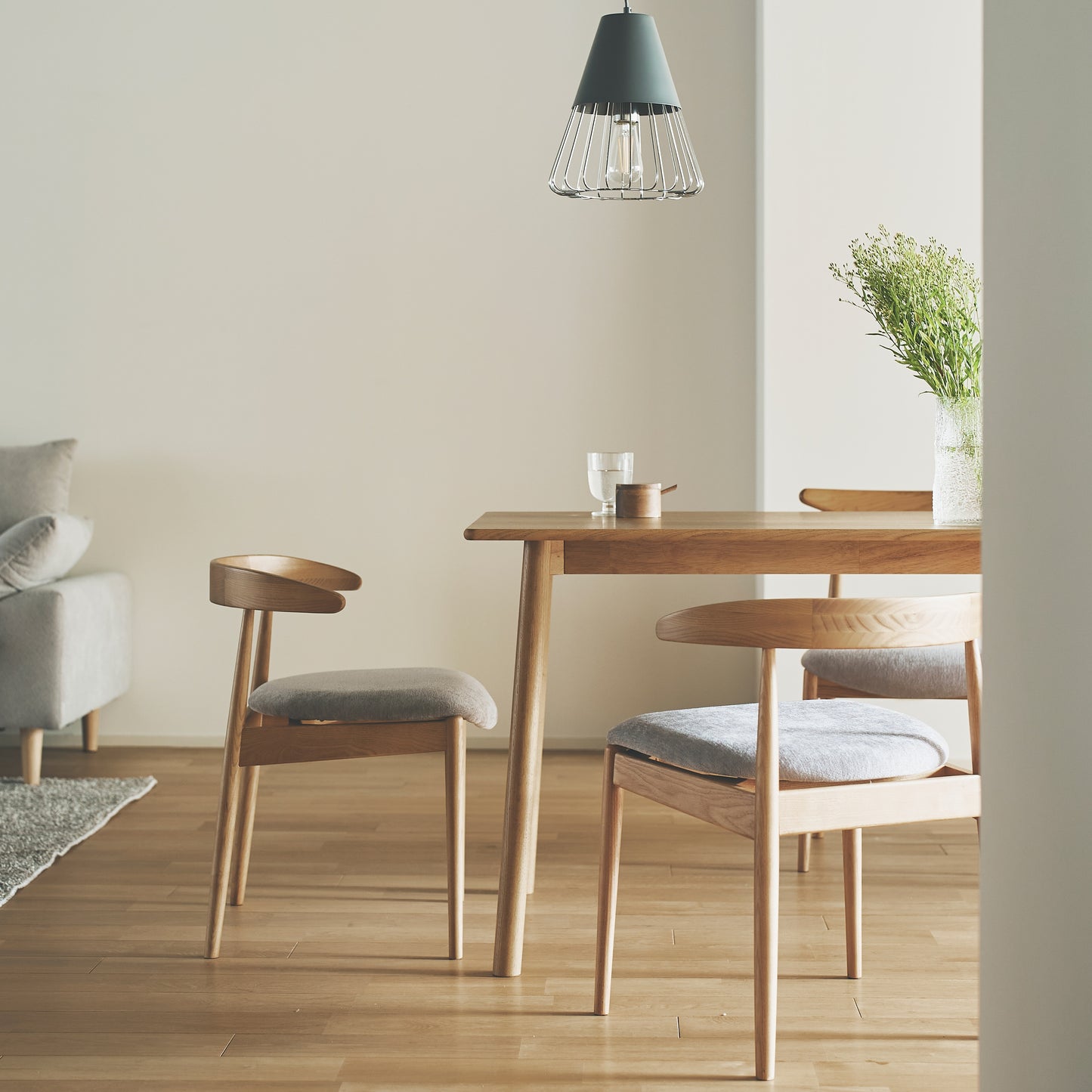 天然木オーク材を天板と脚部に使用したワントーンデザインのダイニングテーブルが部屋のダイニングに置いてある